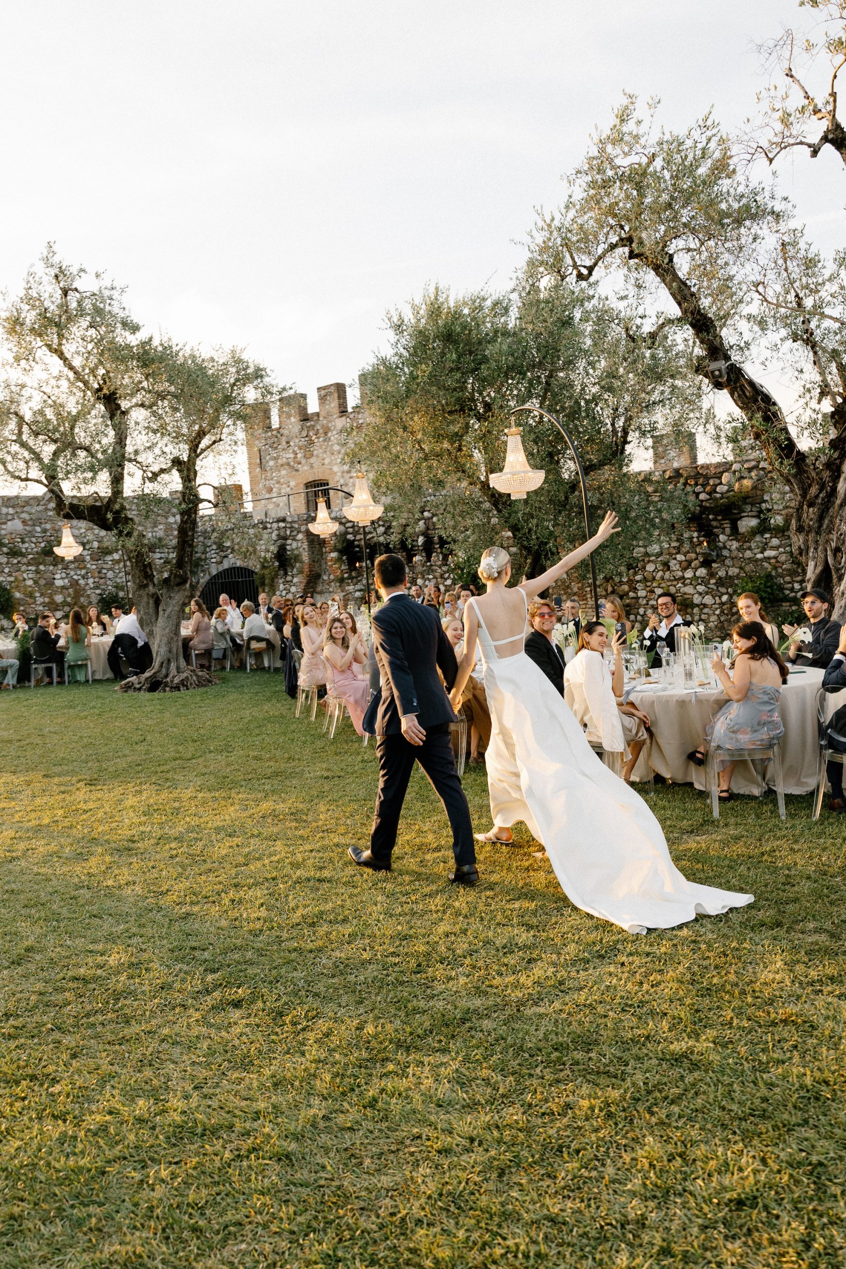 Het bruidspaar arriveert bij het diner