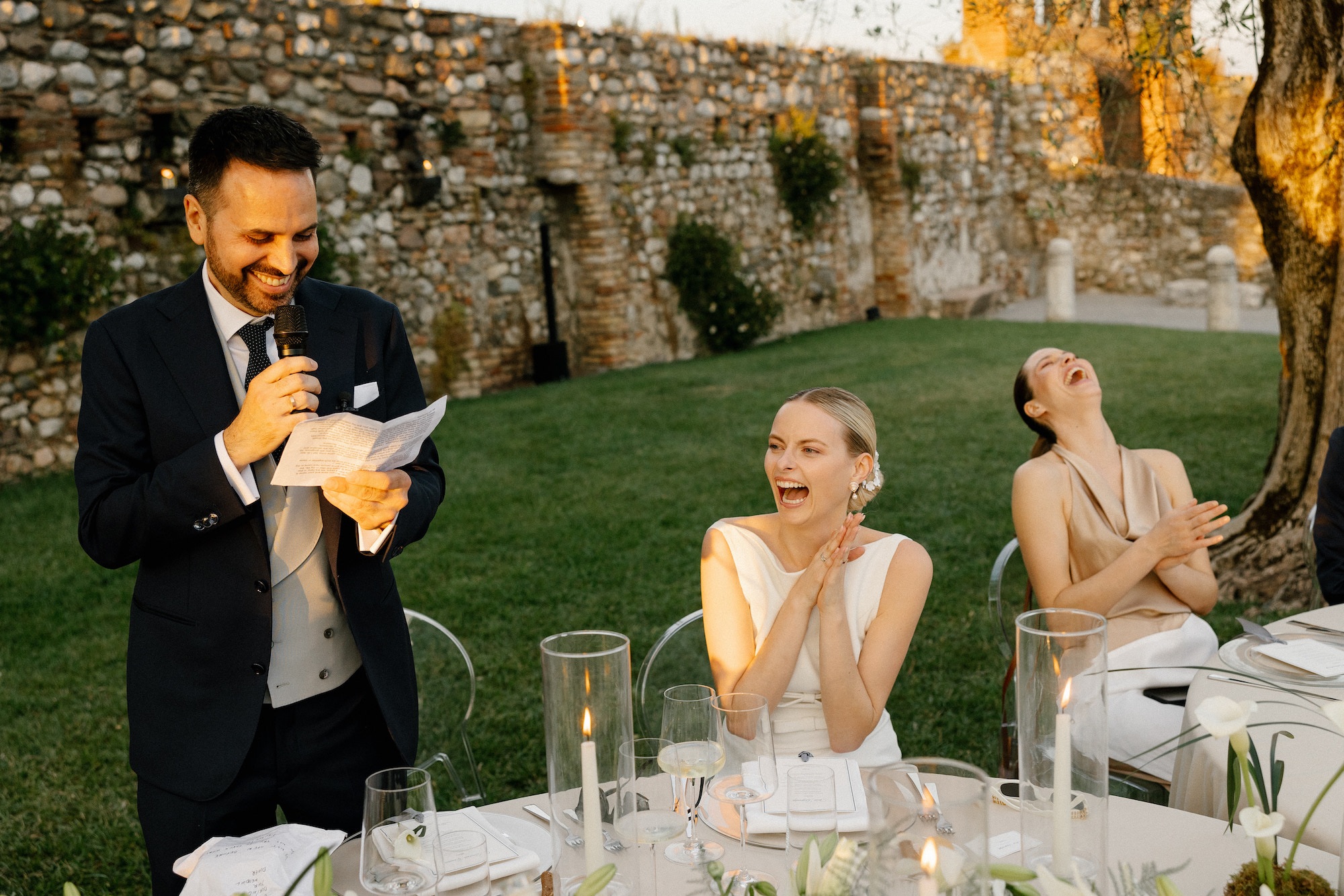 Riccardo speecht tijdens het diner