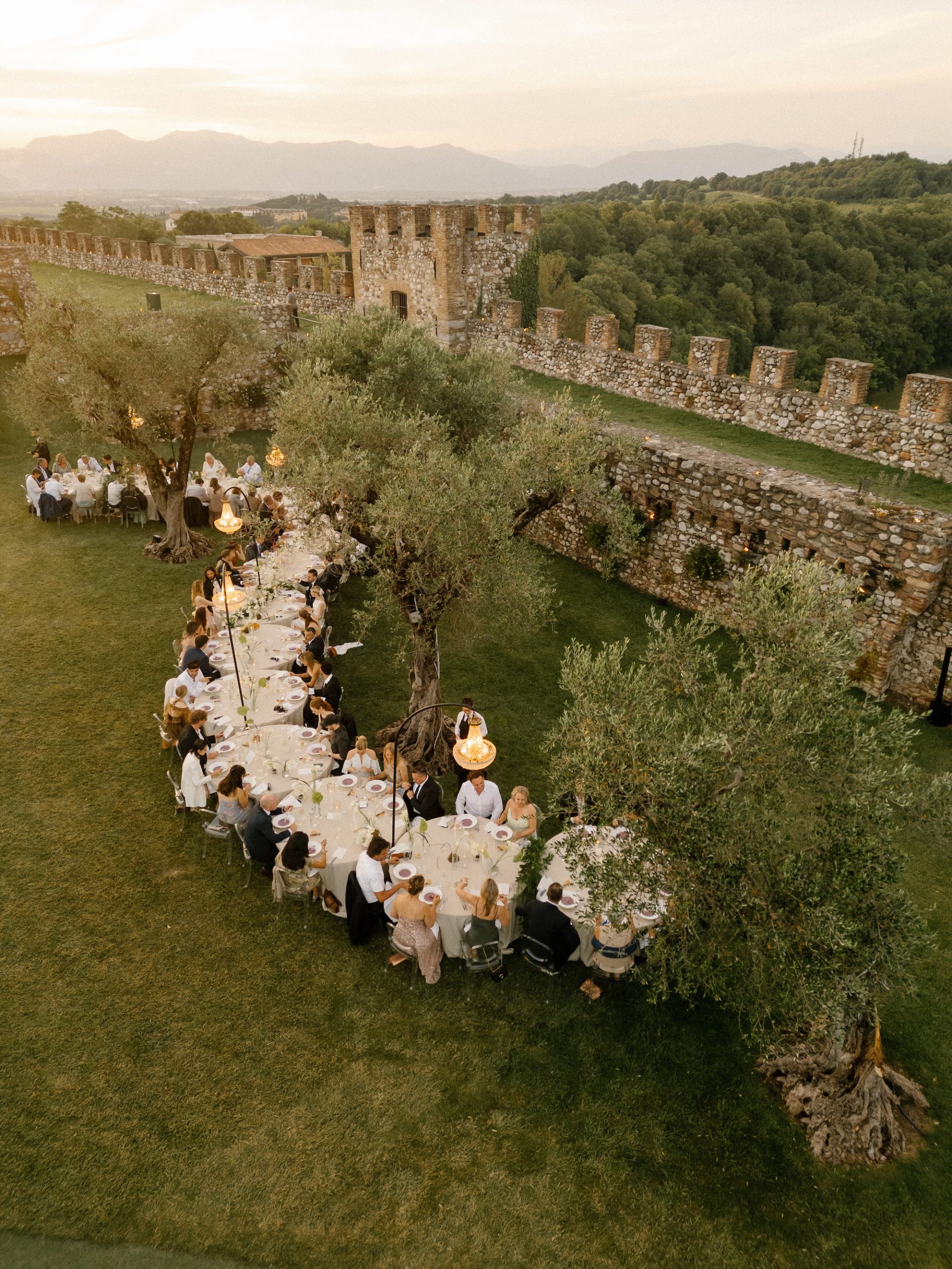 De gasten aan tafel tijdens het diner
