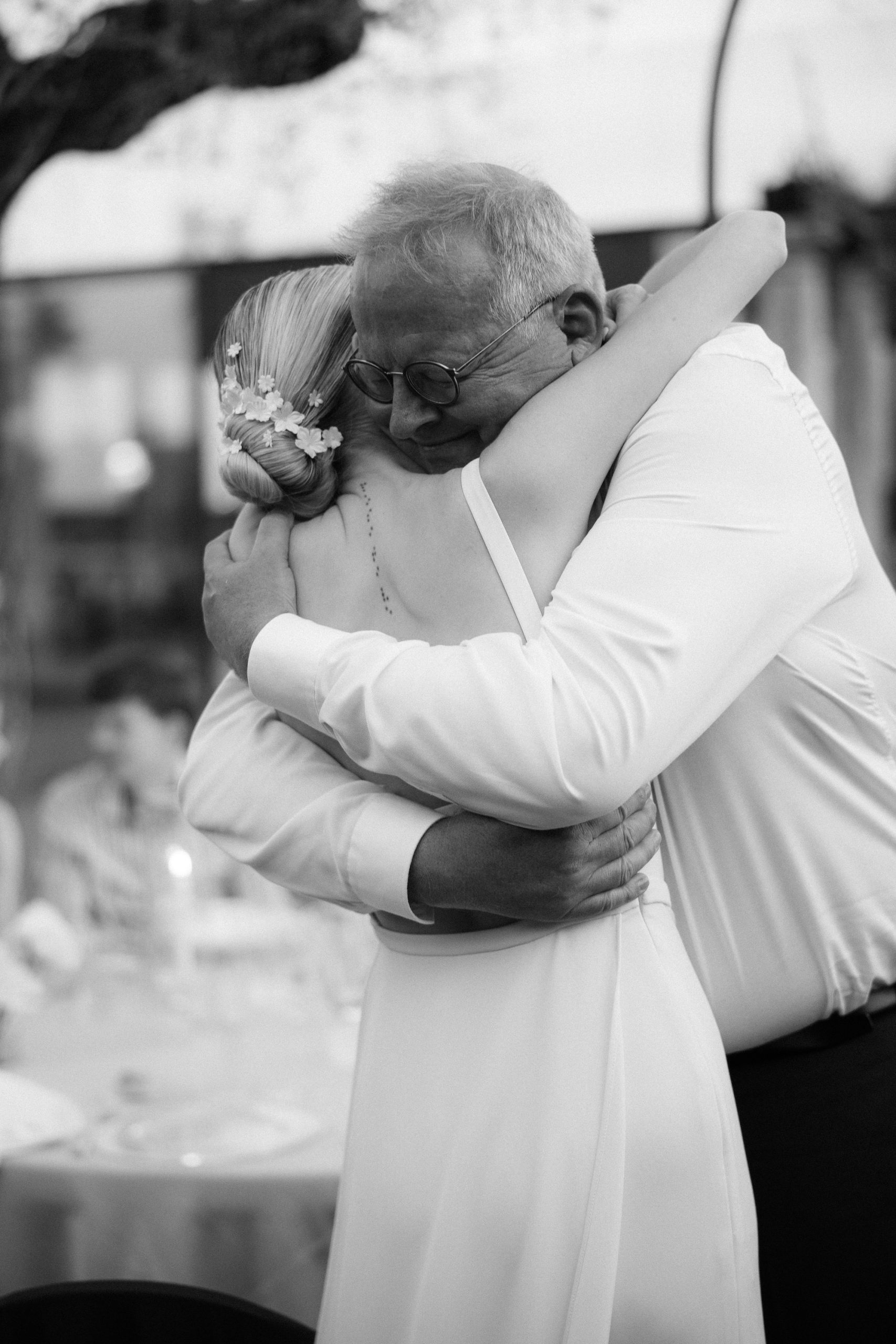 De bruid knuffelt haar vader