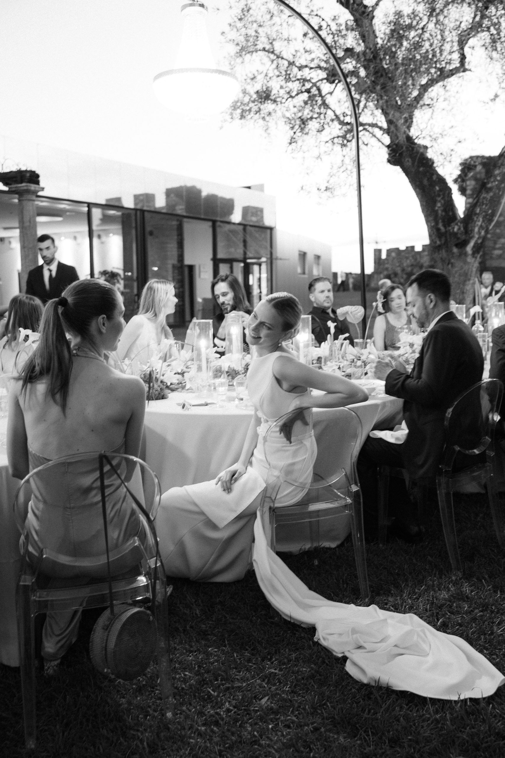 De gasten aan tafel tijdens het diner