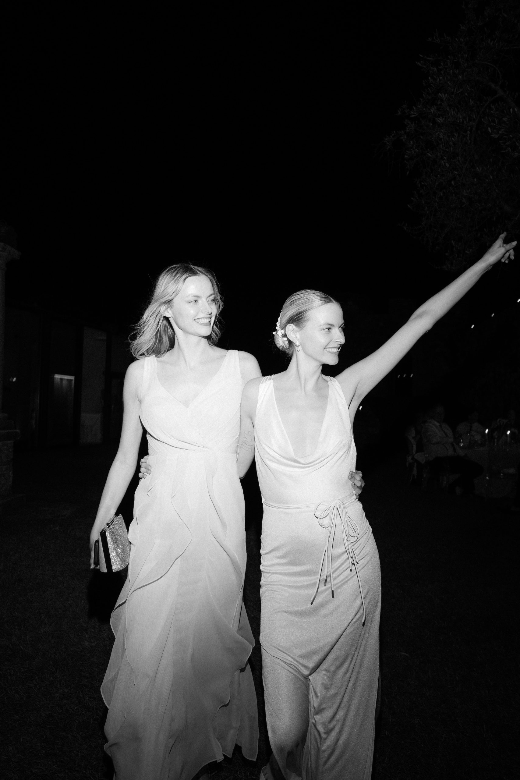 Vera Luijendijk en haar zus Elza op haar bruiloft