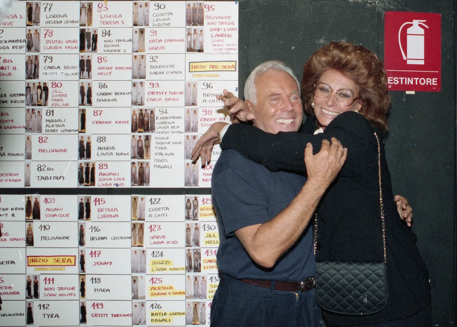 Giorgio Armani met Sophia Loren backstage tijdens zijn lente/zomer 1994 show