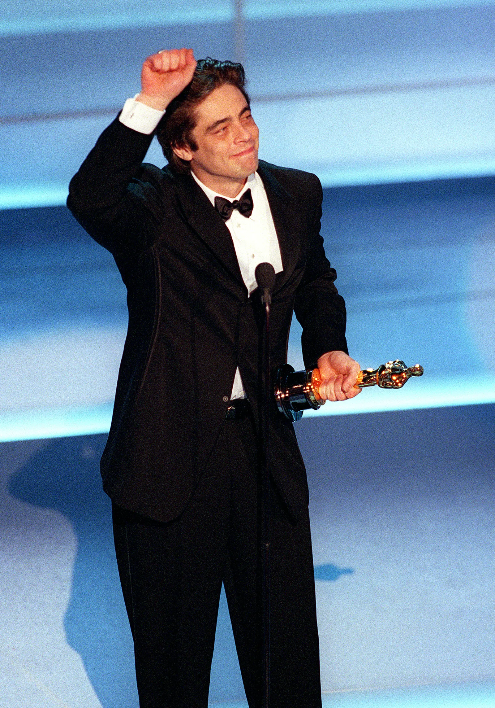 Benicio del Toro, winnaar van de Oscar van 'best-supporting-actor', in Armani, 2001