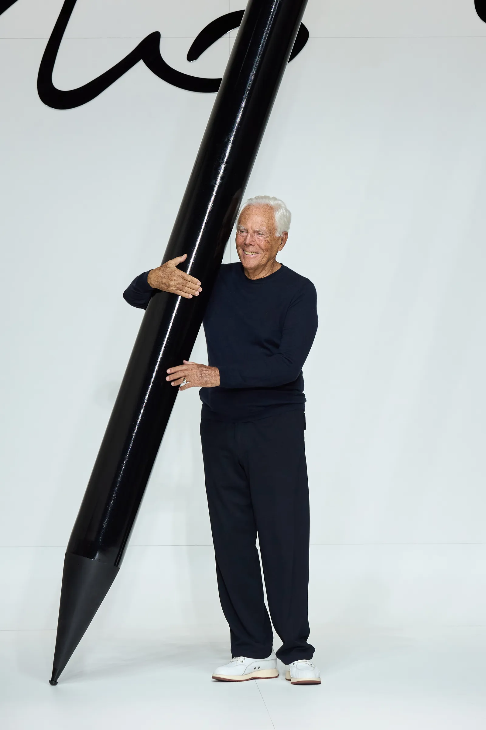 Giorgio Armani tijdens de show van zijn mannen lente/zomer 2024-collectie