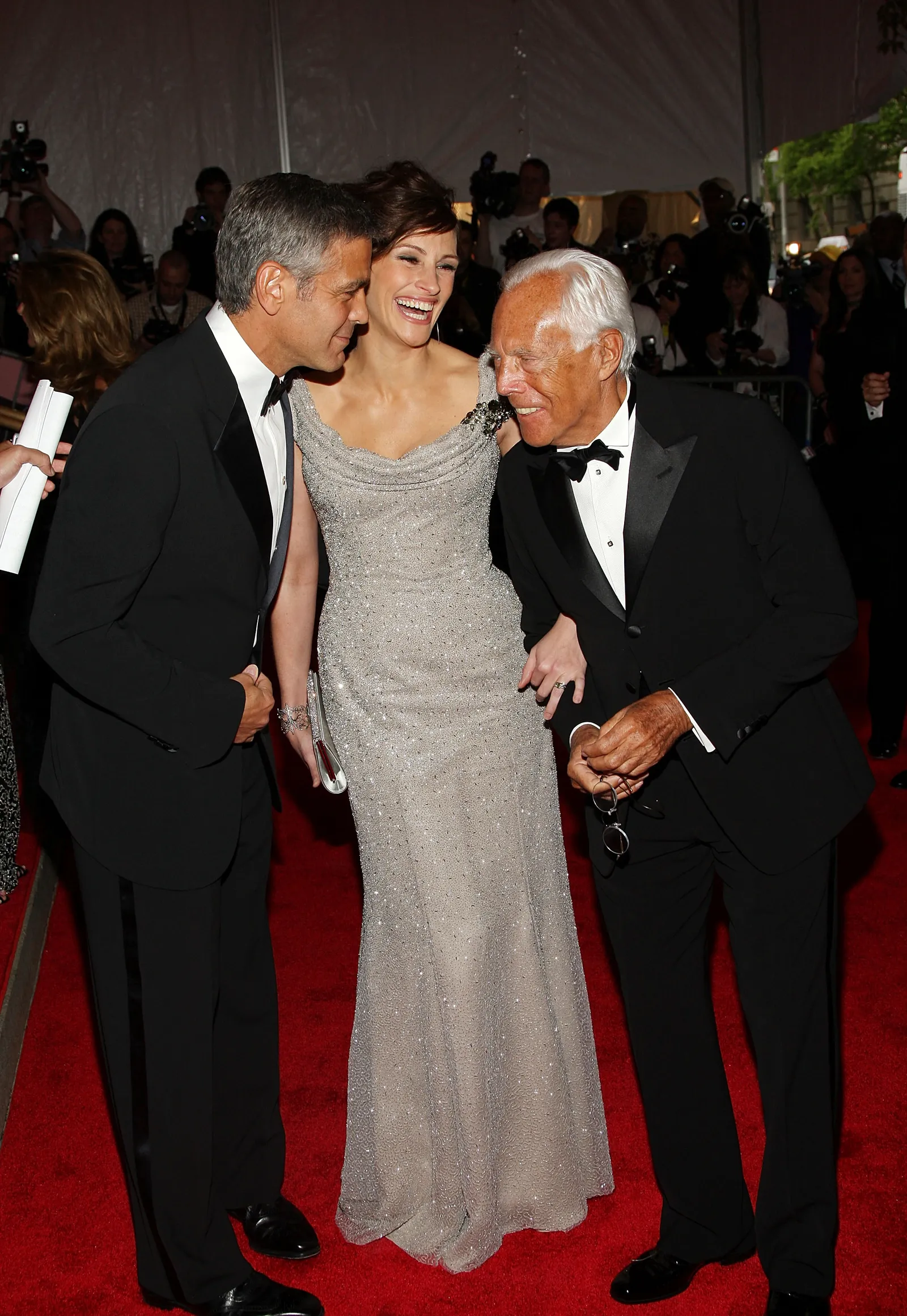Tijdens het Met Gala met cochairs George Clooney en Julia Roberts, 2008