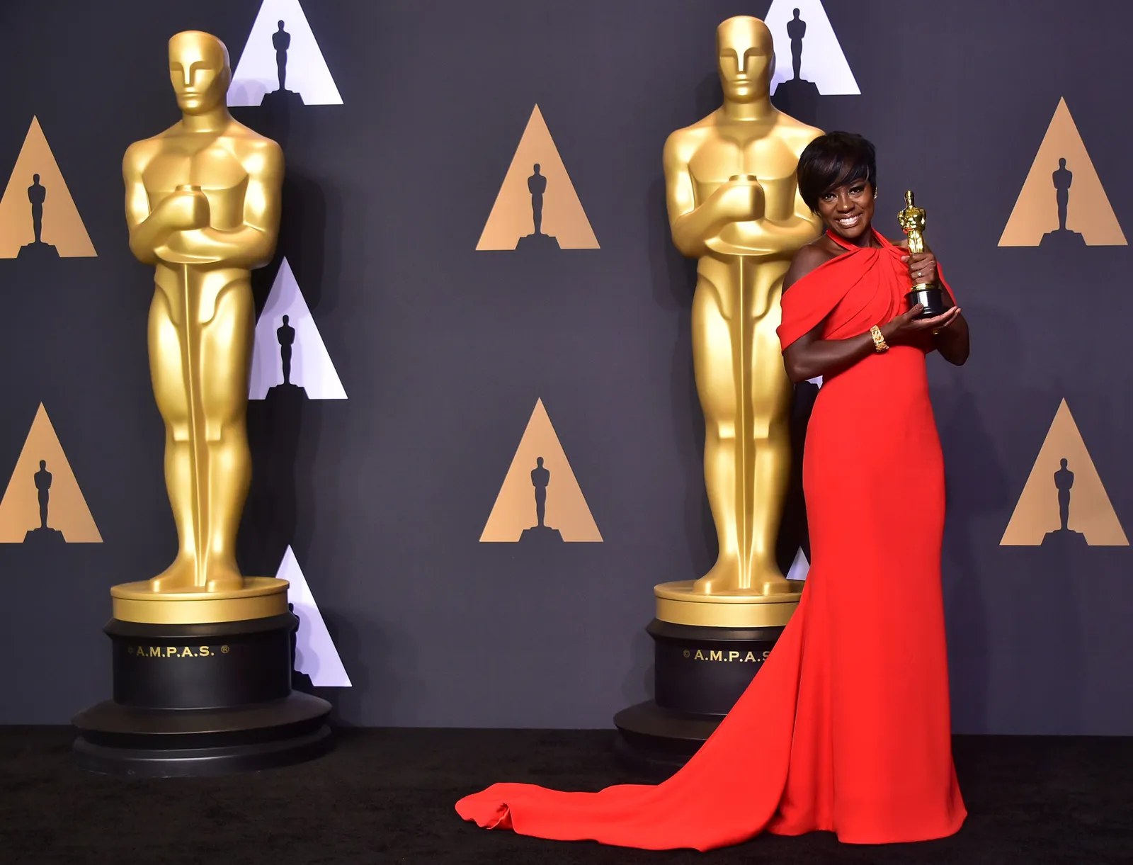 Viola Davis ontvangt de Oscar voor 'best actress in a supporting role' in Armani, 2007
