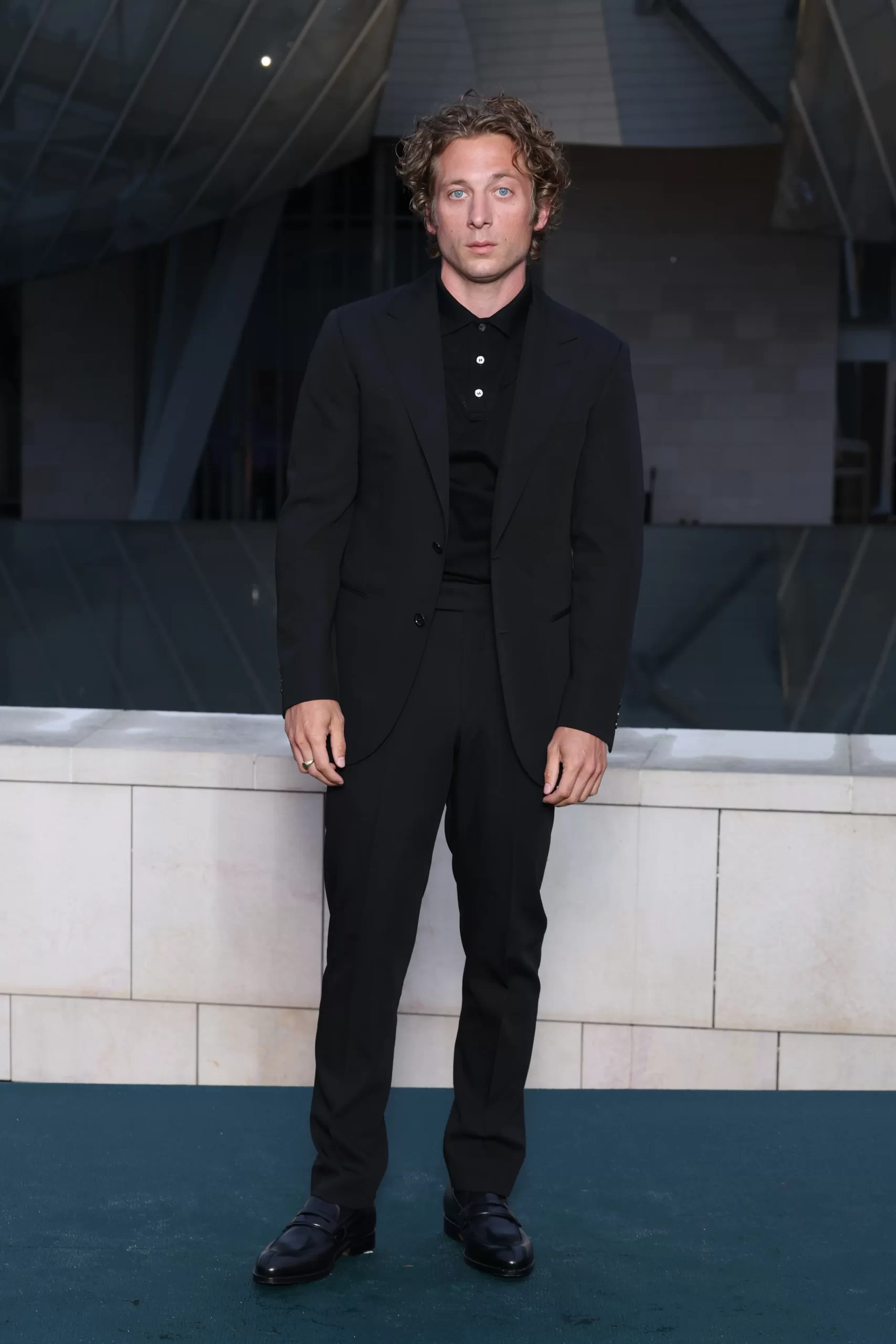 Jeremy Allen White in Louis Vuitton is een van de beste looks bij de Prelude voor de Olympische Spelen 2024