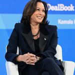 Kamala Harris draagt een donkerblauw pak, een van haar beste looks