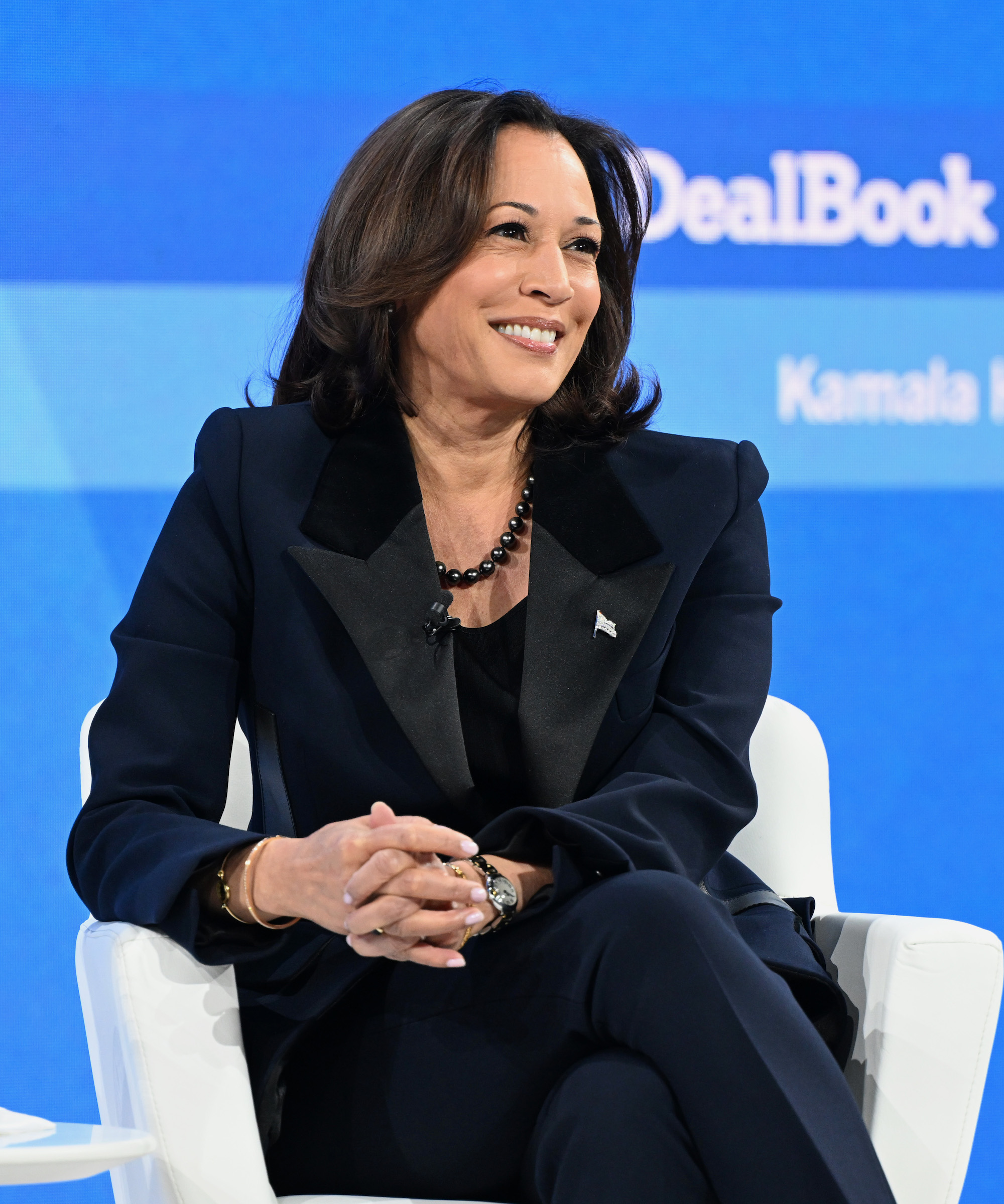 Kamala Harris draagt een donkerblauw pak, een van haar beste looks