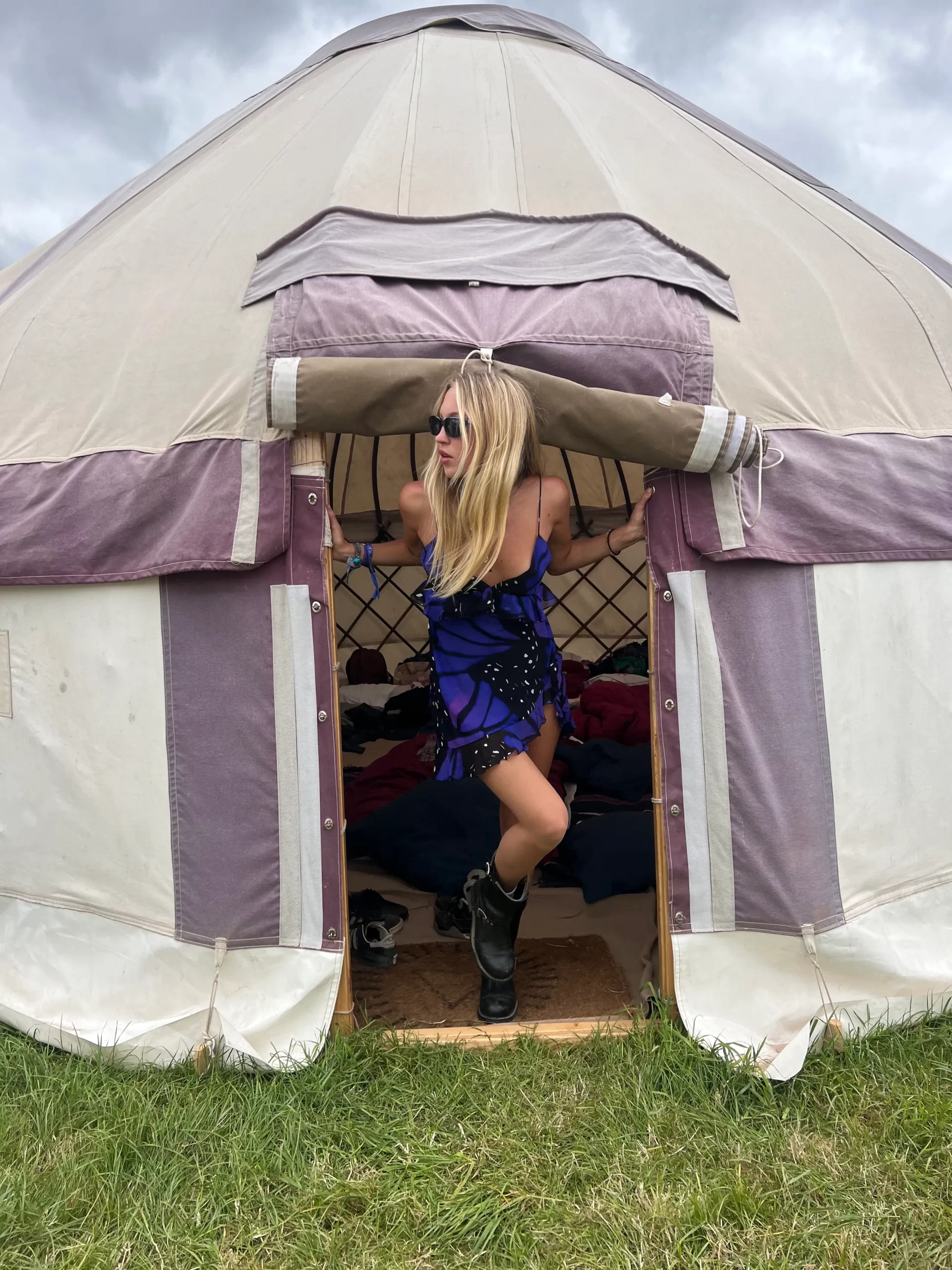 Lila Moss is een van de beroemdheden op Glastonbury 2024