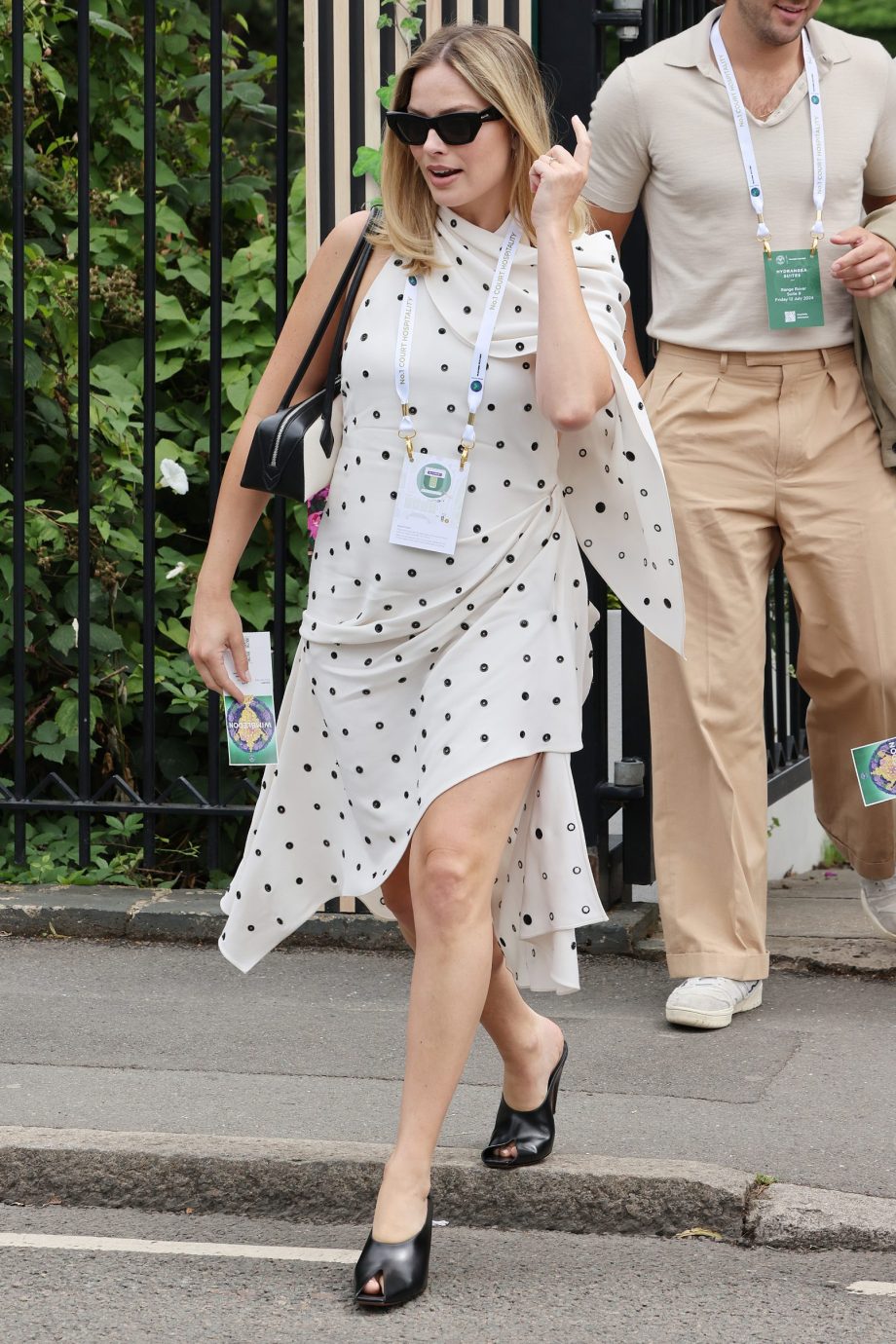 van-top-tot-teen-gehuld-in-alaia-bevestigt-margot-robbie-nu-al-haar-status-als-zwangerschap-stijlicoon-306087