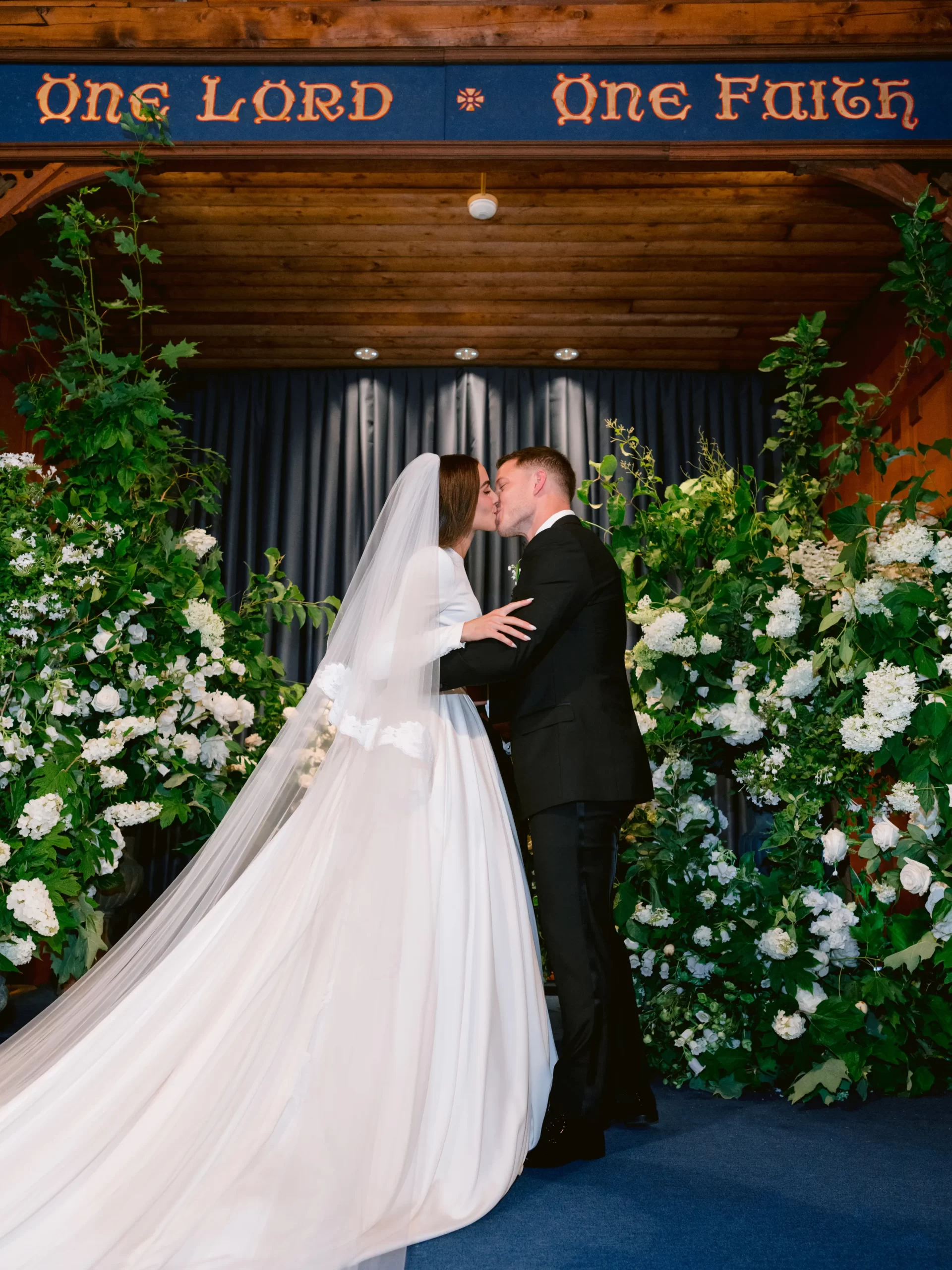 Olivia Culpo en Christian McCaffrey op hun bruiloft