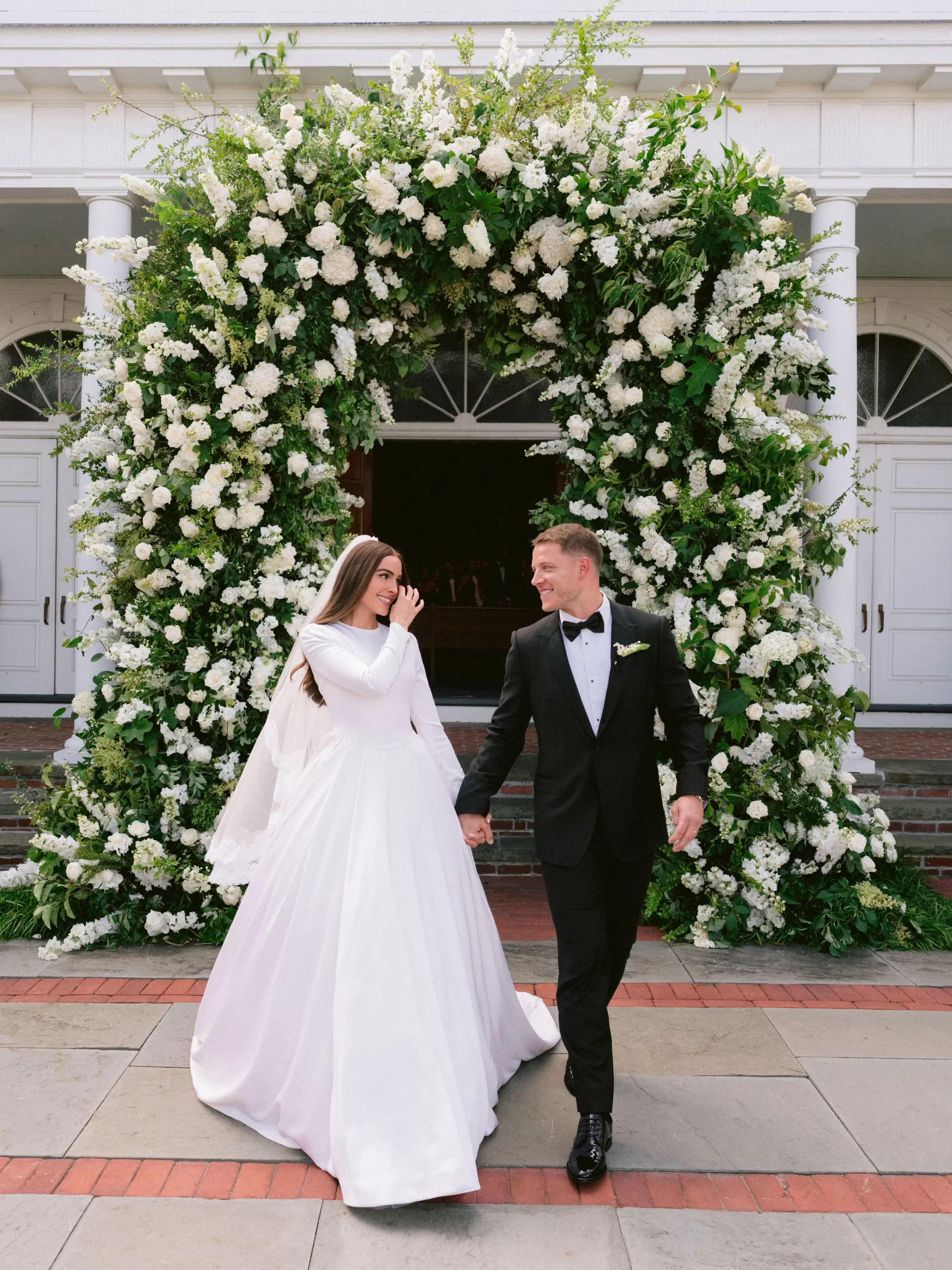 Olivia Culpo en Christian McCaffrey op hun bruiloft