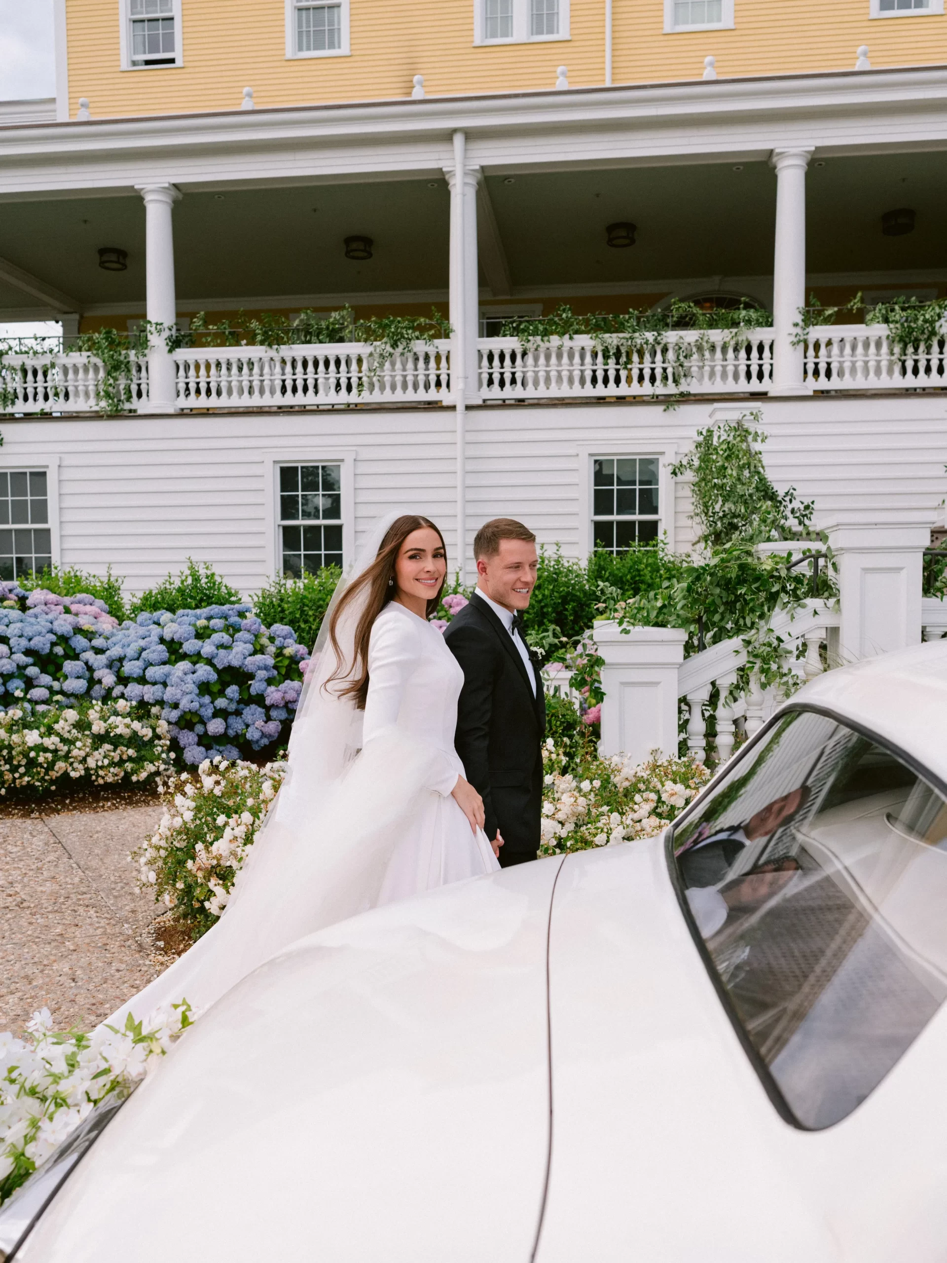 Olivia Culpo en Christian McCaffrey op hun bruiloft