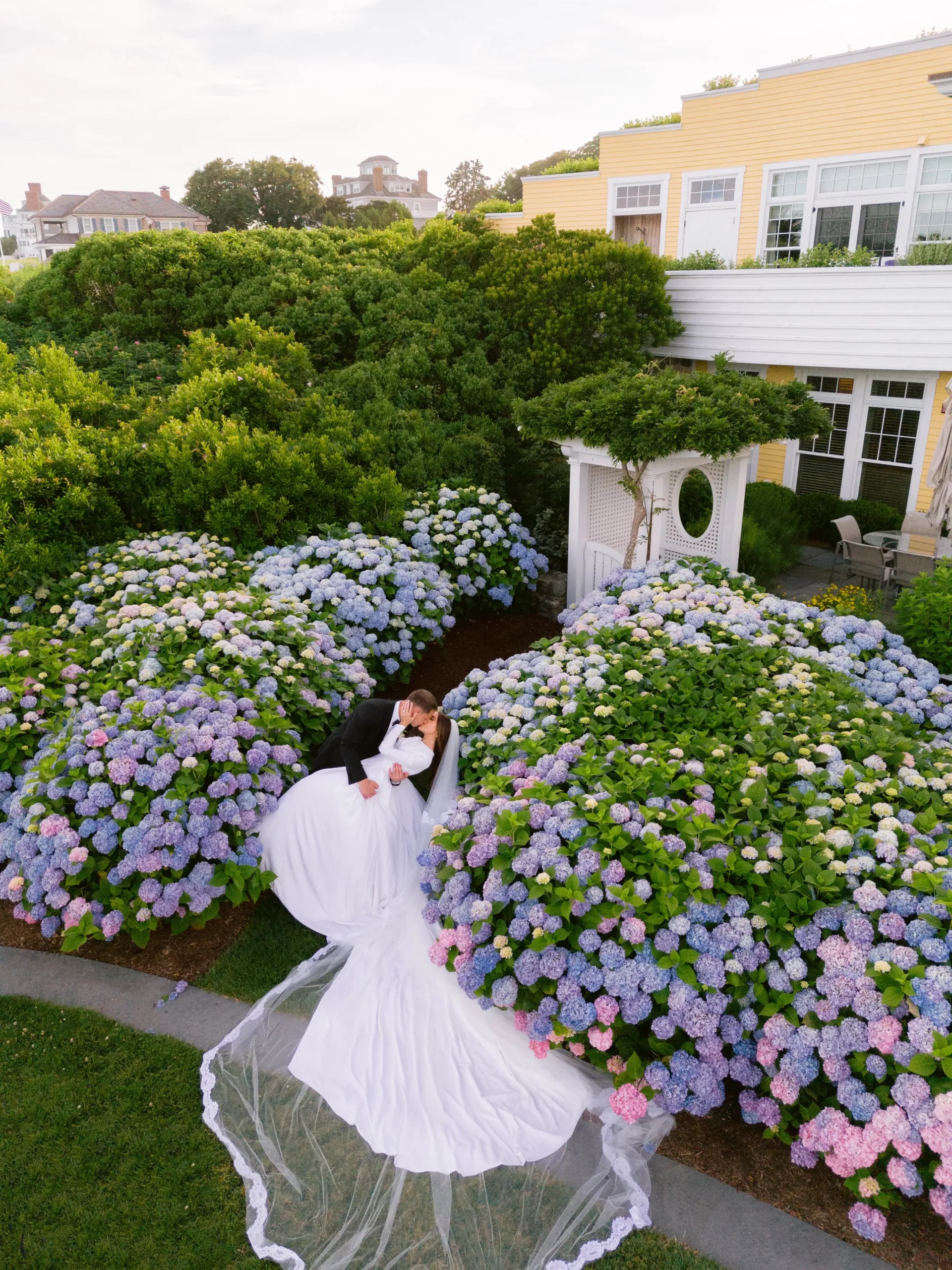 Olivia Culpo en Christian McCaffrey op hun bruiloft