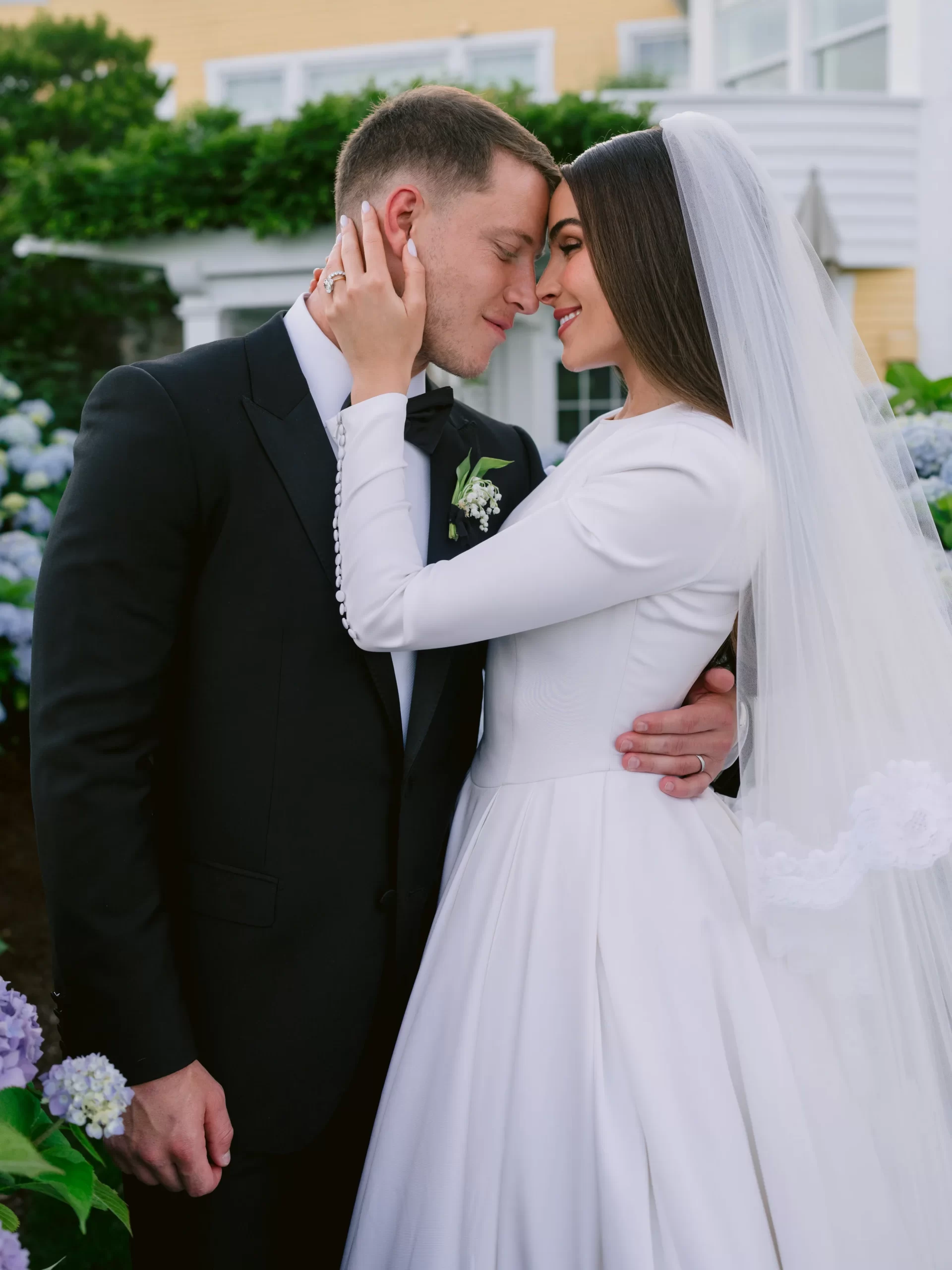 Olivia Culpo en Christian McCaffrey op hun bruiloft