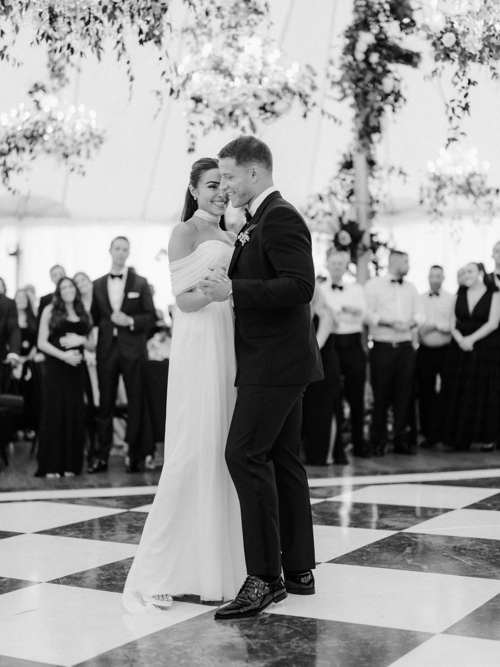 Olivia Culpo en Christian McCaffrey op hun bruiloft
