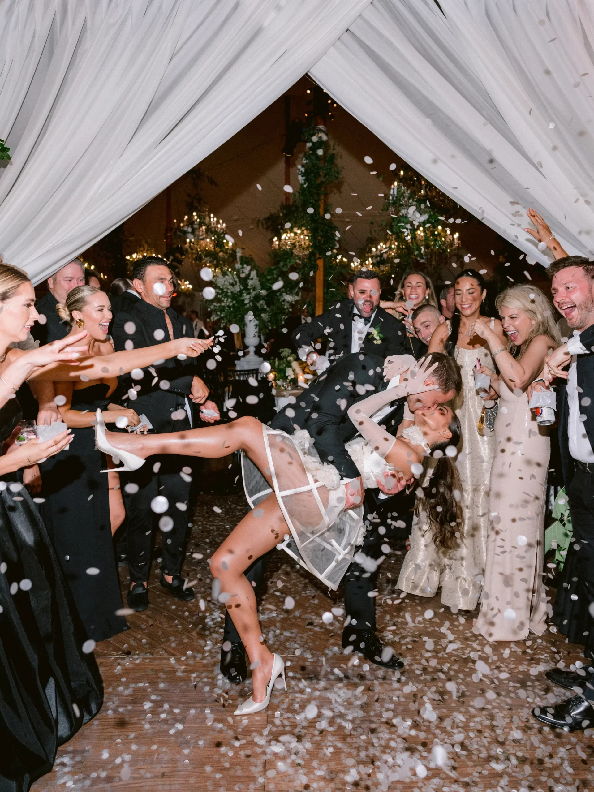 Olivia Culpo en Christian McCaffrey tijdens het feest op hun bruiloft