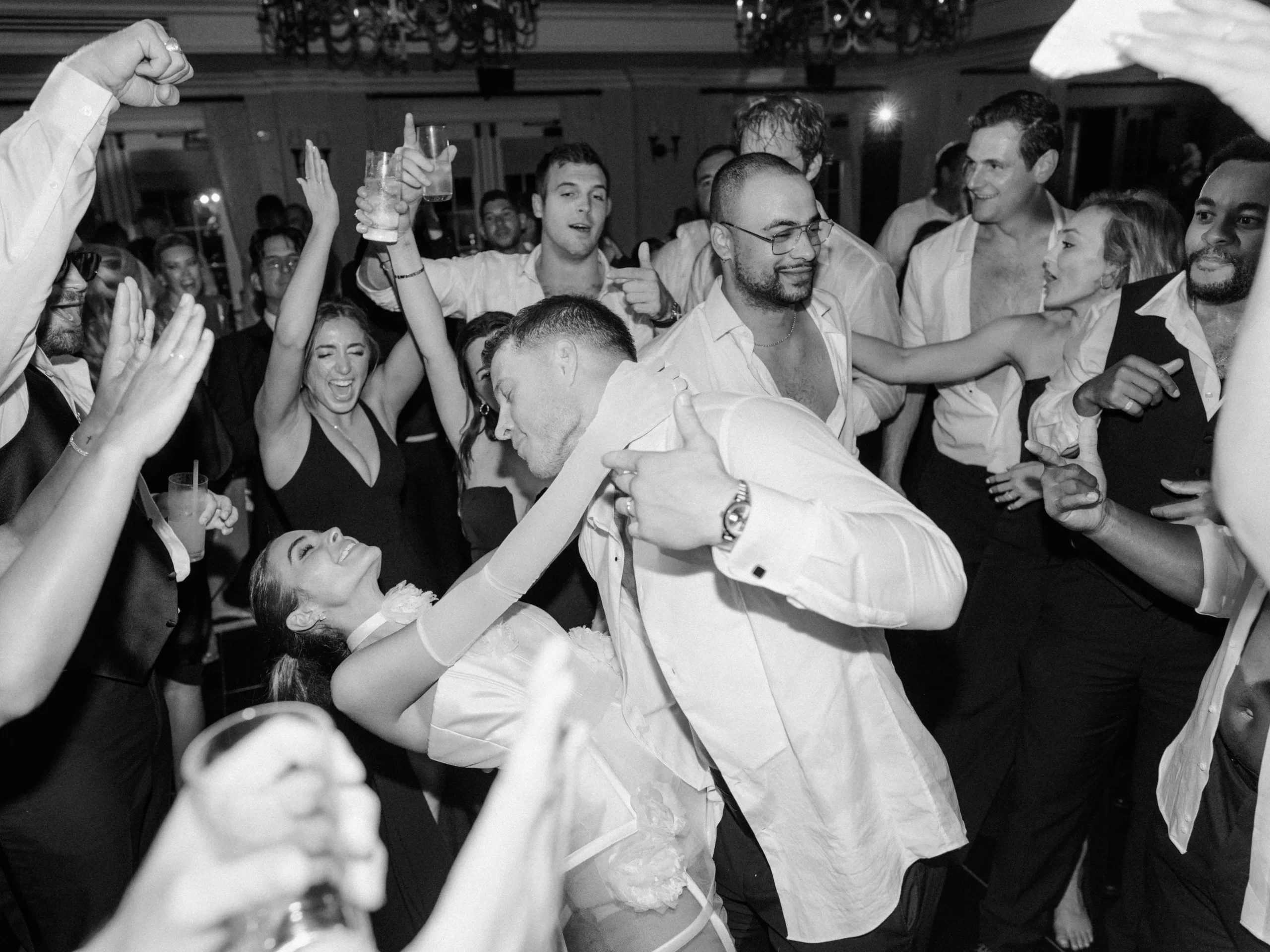 Olivia Culpo en Christian McCaffrey tijdens het feest op hun bruiloft