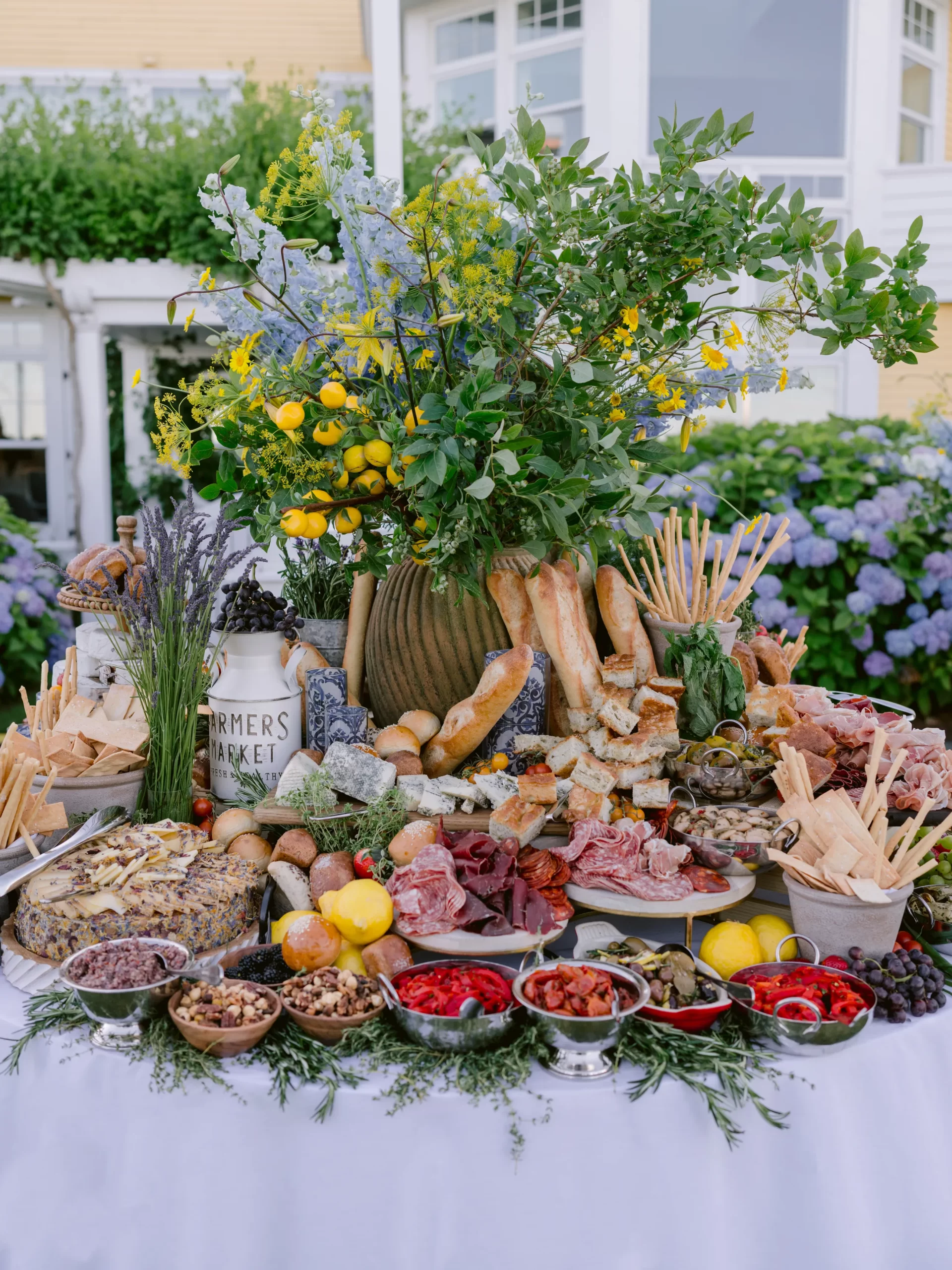Een tafel vol met hapjes