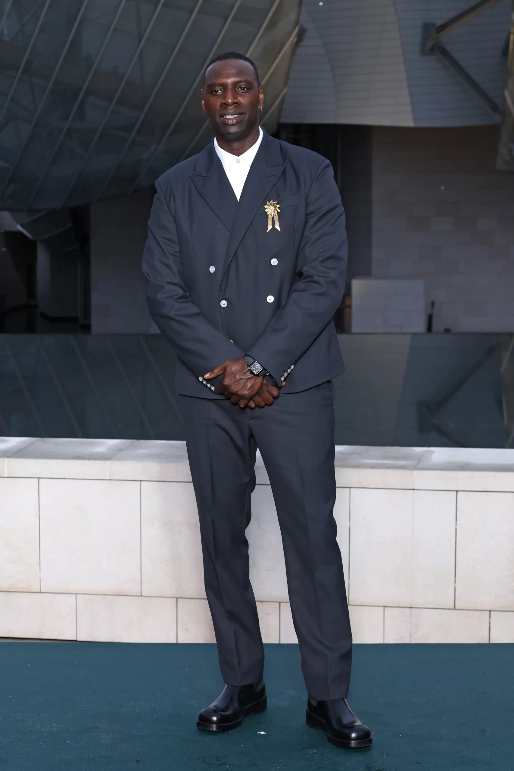 Omar Sy in Louis Vuitton is een van de beste looks bij de Prelude voor de Olympische Spelen 2024