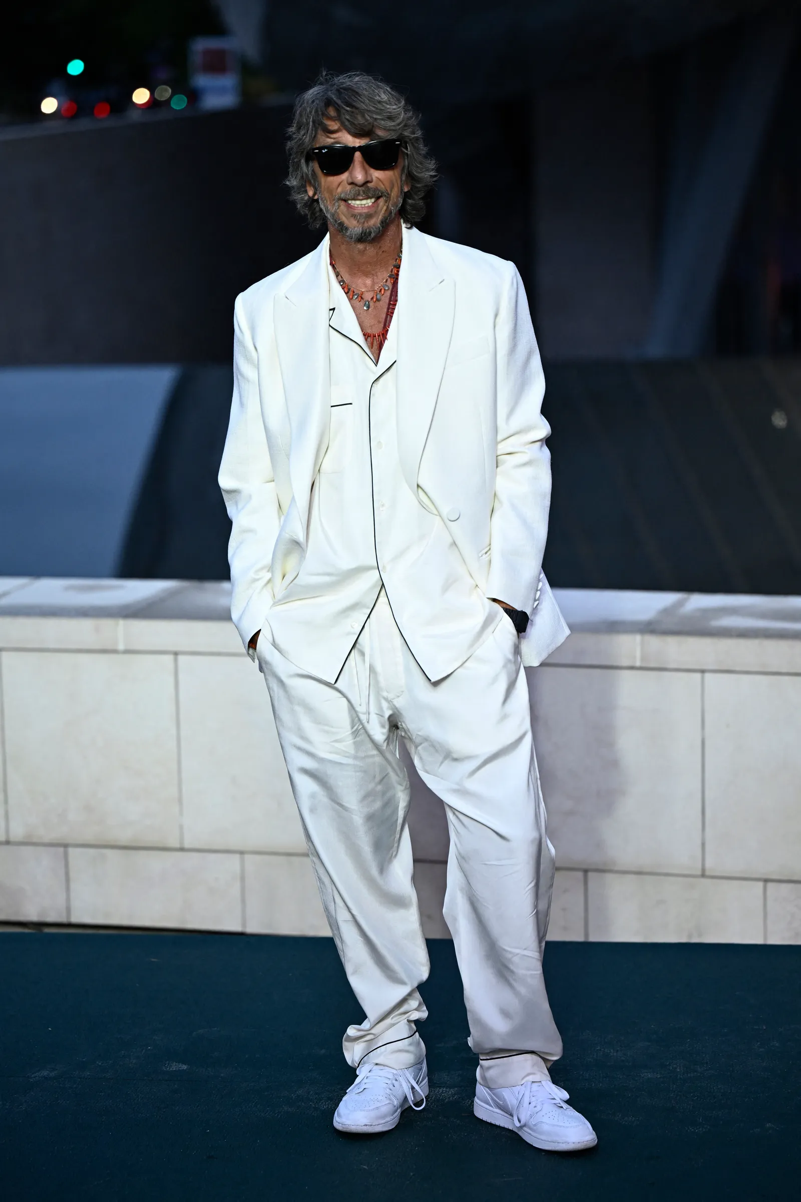 Pierpaolo Piccioli op de rode loper bij de Prelude van de Olympische Spelen