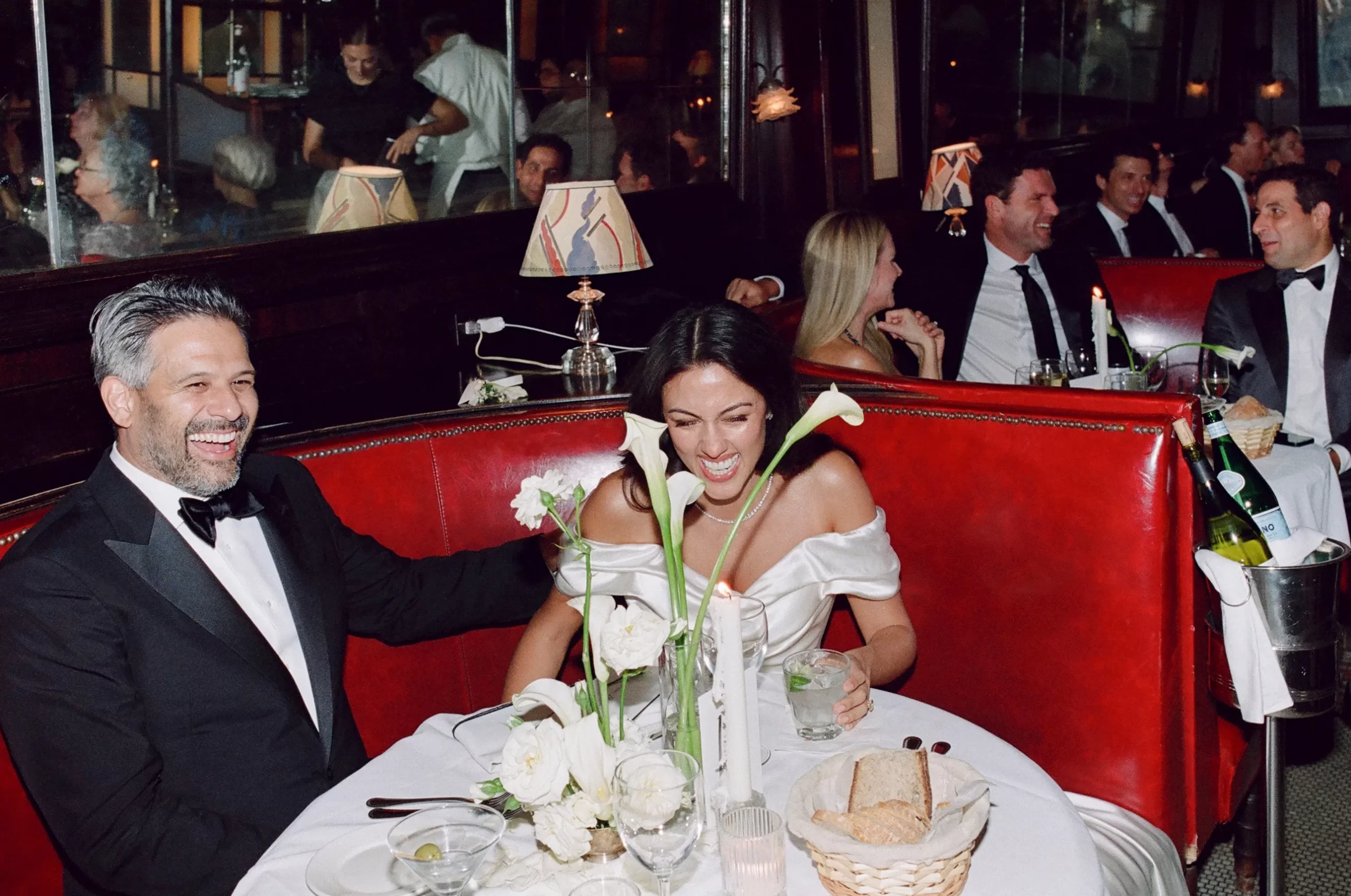 De bruid en bruidegom op hun trouwfeest