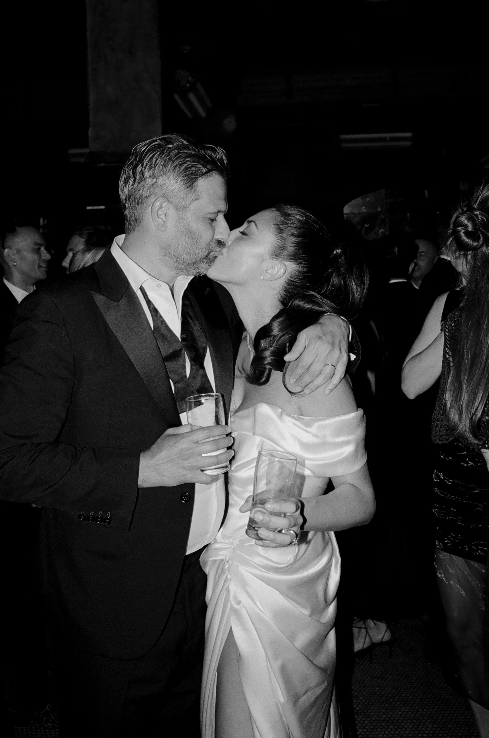 De bruid en bruidegom op hun trouwfeest