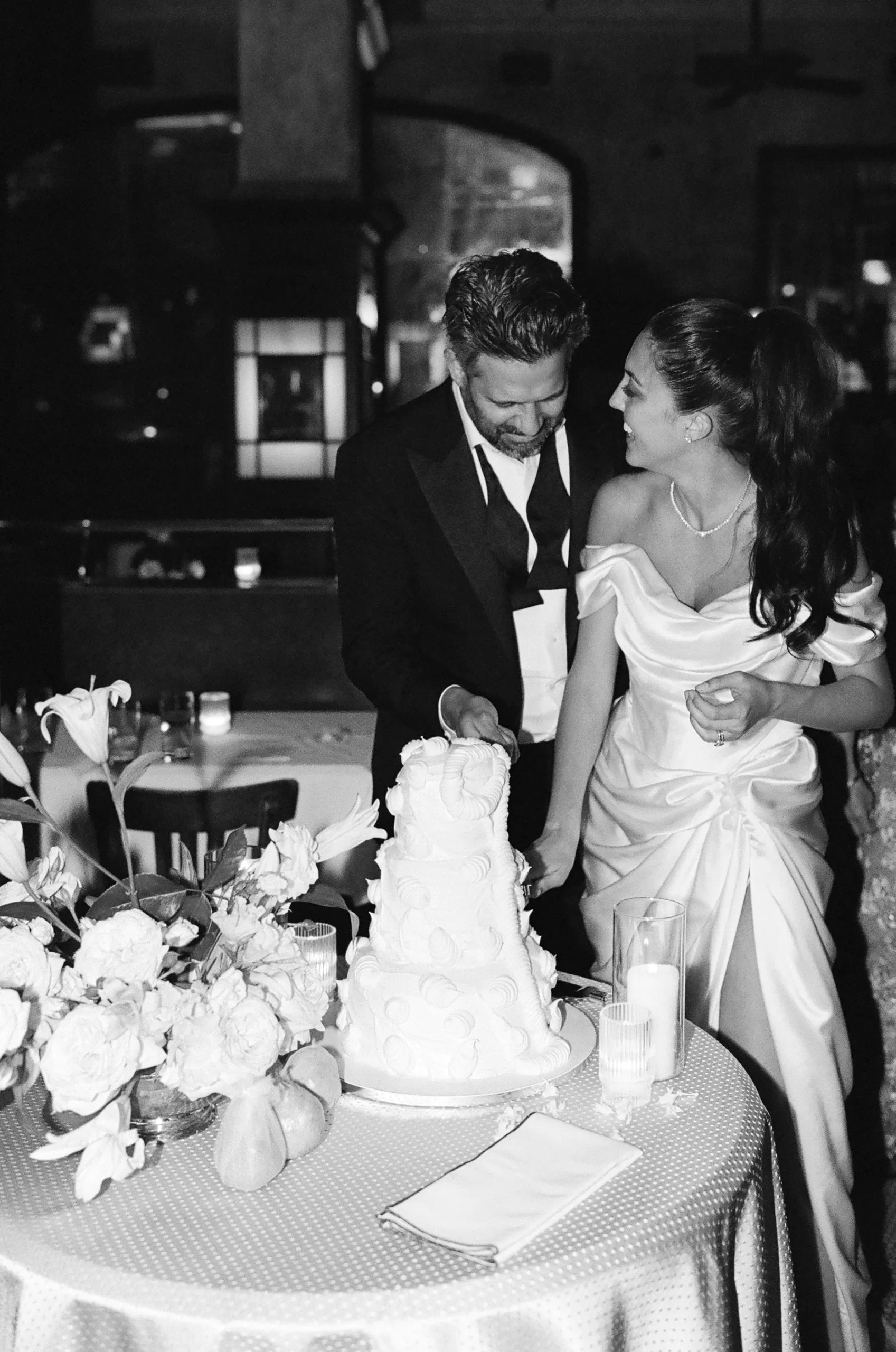 De bruid en bruidegom op hun trouwfeest