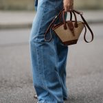 Vrouw draagt jelly sandalen.