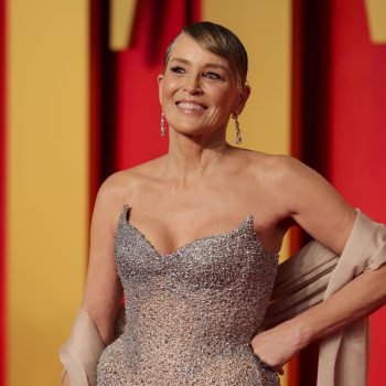 iconisch-sharon-stone-heeft-geen-kleding-nodig-tijdens-het-schilderen-305994