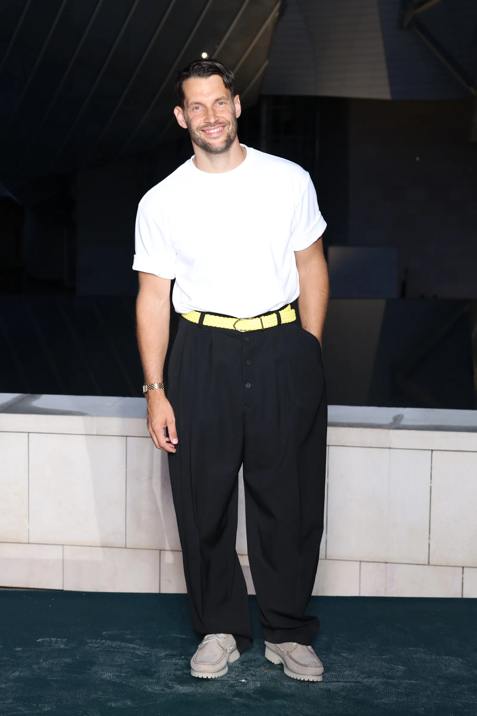 Simon Porte Jacquemus op de rode loper bij de Prelude van de Olympische Spelen