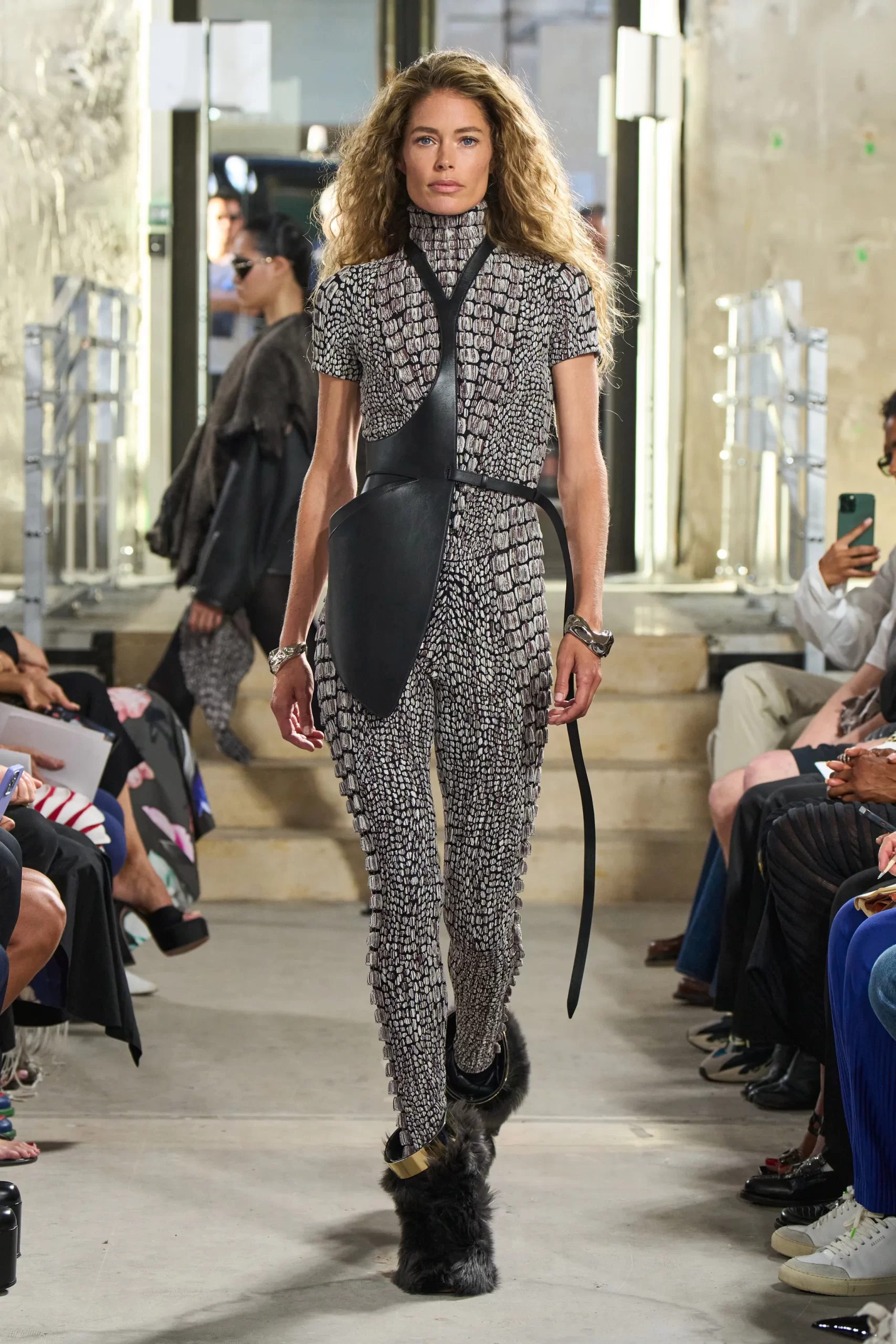 Doutzen Kroes op de catwalk bij Alaïa lente/zomer 2023