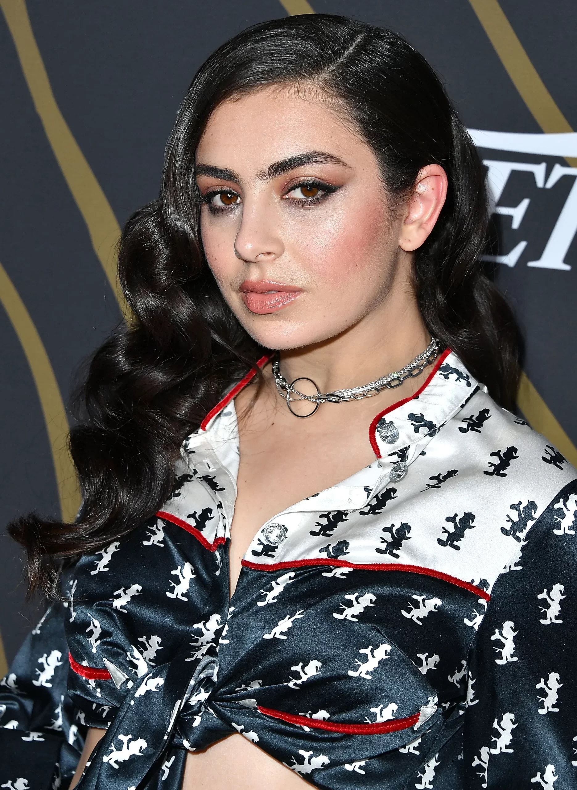 Charli XCX draagt Brat make-u[