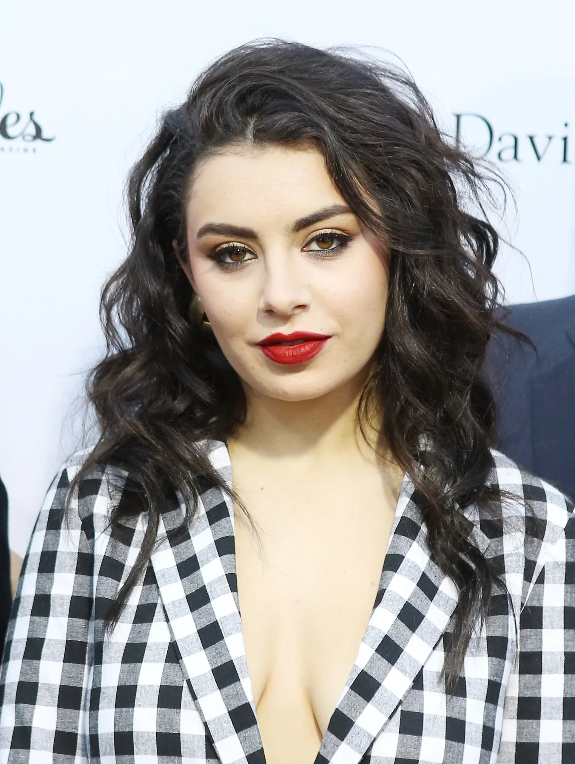 Charli met gouden oogschaduw