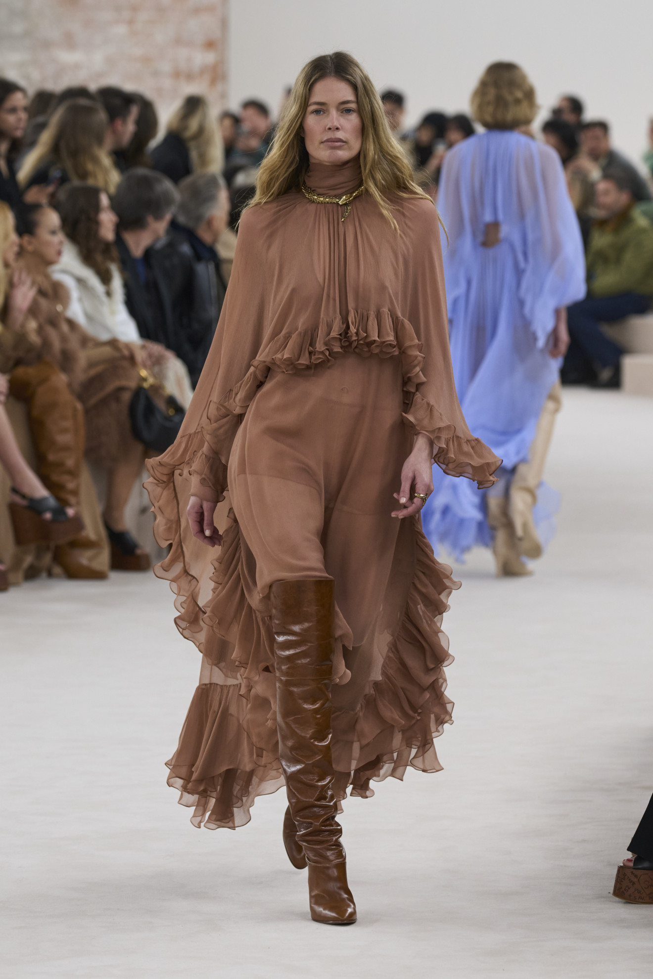 Doutzen Kroes op de catwalk bij Chloé herfst/winter 2024