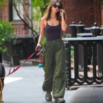 Emily Ratajkowski tilt de 'wrong shoe theory' naar een nieuw niveau