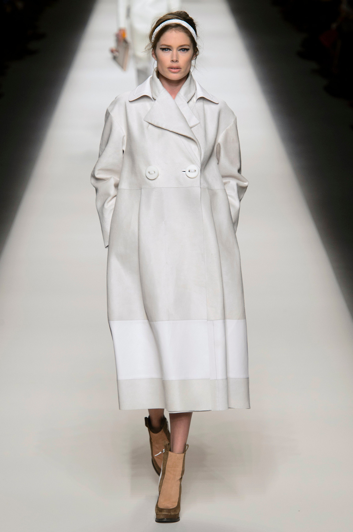 Doutzen Kroes op de catwalk bij Fendi herfst/winter 2015