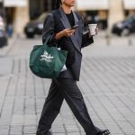 Beeld van een streetstyler die uit een beker drinkt bij het artikel over collageen drinken