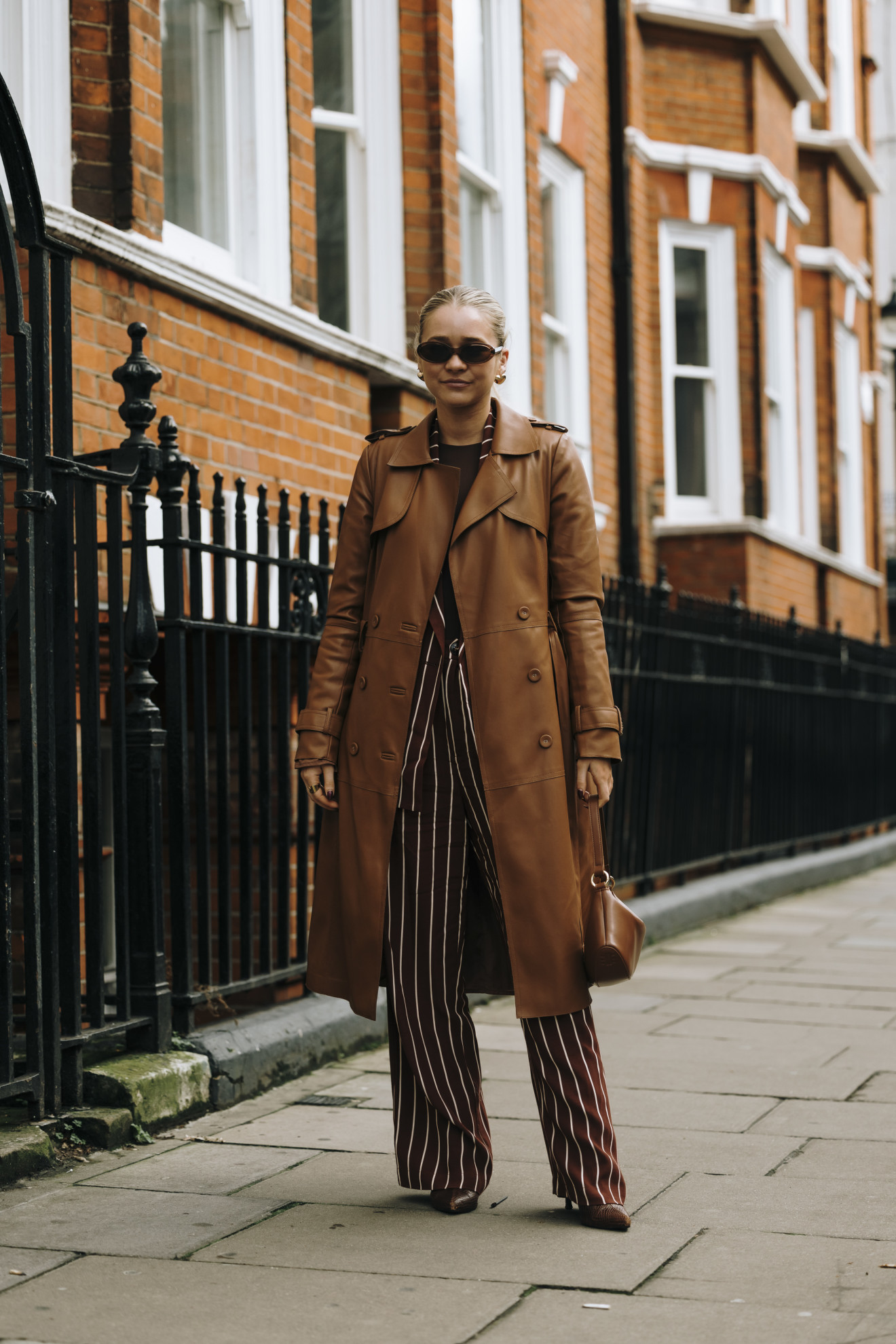 Londen streetstyle leren trenchcoat