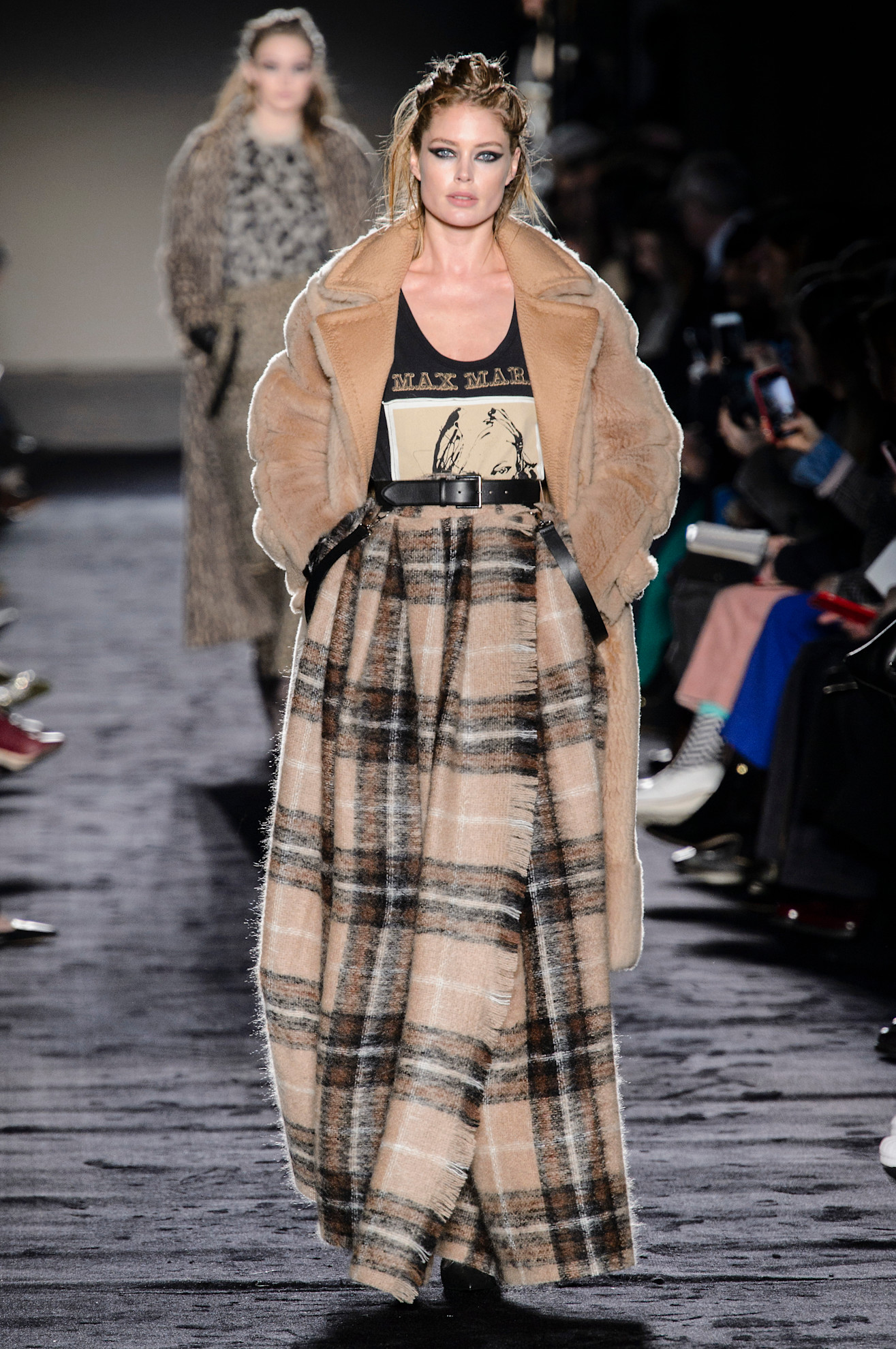 Doutzen Kroes op de catwalk bij Max Mara herfst/winter 2018