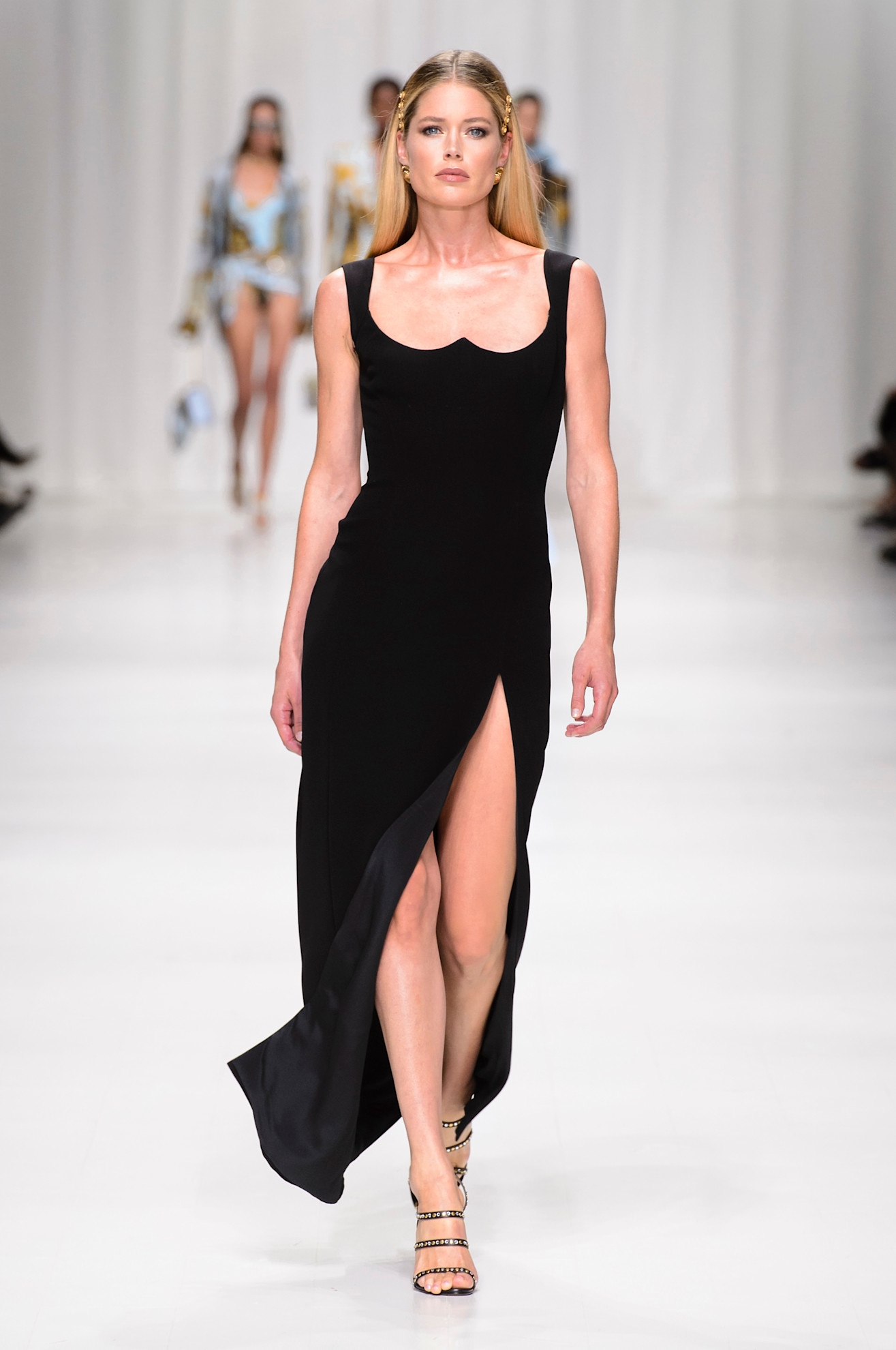 Doutzen Kroes op de catwalk bij Versace lente/zomer 2018