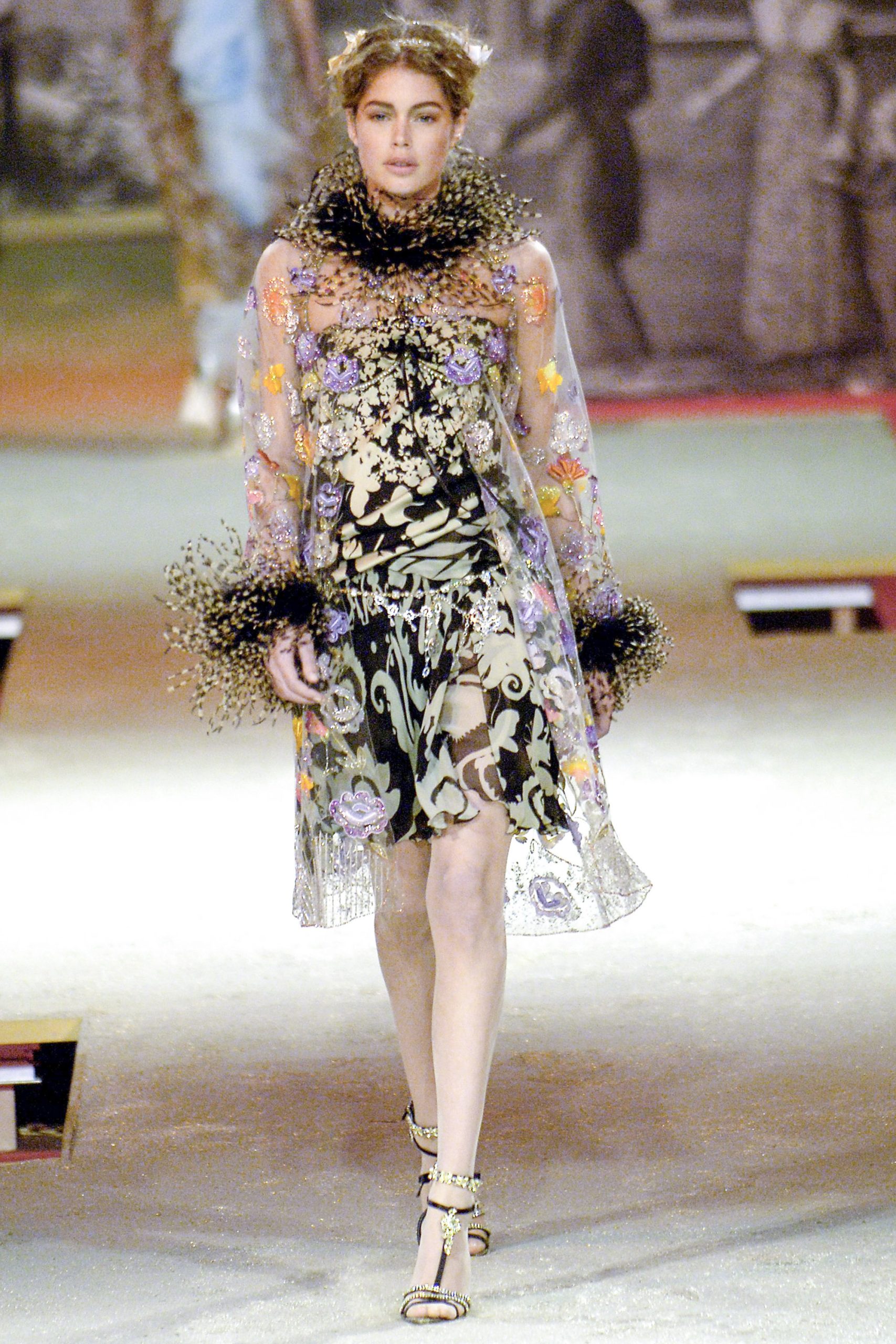 Doutzen Kroes op de catwalk bij Christian Lacroix couture lente/zomer 2006