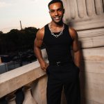 Lucien Laviscount toont zijn persoonlijke stijl tijdens een event in Parijs