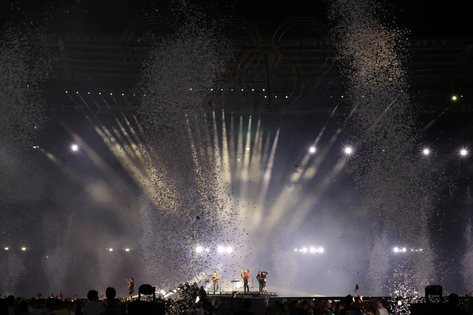 Phoenix, Air en Ezra Koenig treden op tijdens de sluitingsceremonie van de Olympische Spelen 2024