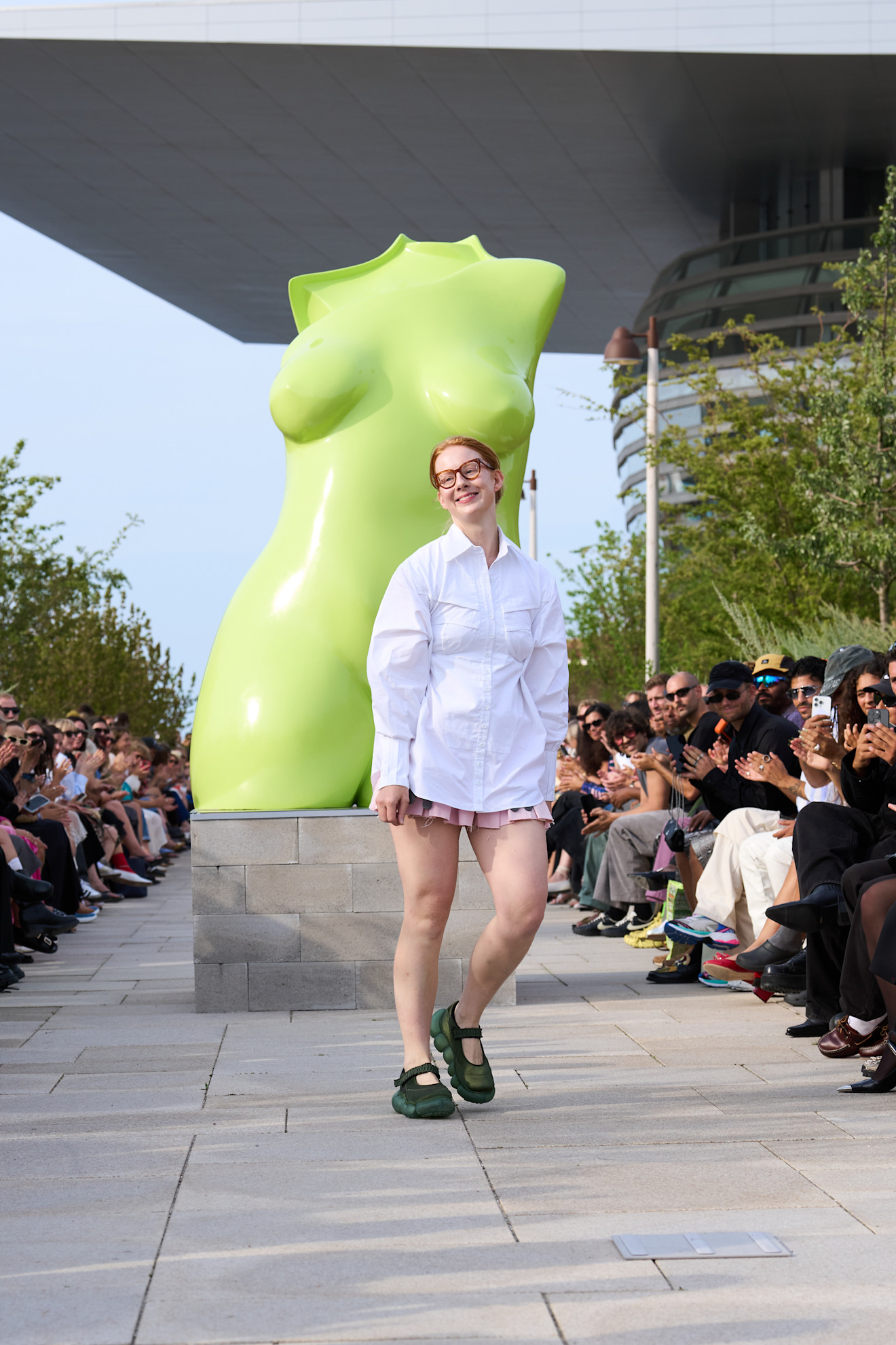 Sinéad O'Dwyer na afloop van haar show tijdens Copenhagen Fashion Week