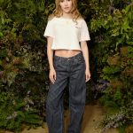 suki waterhouse mom-look