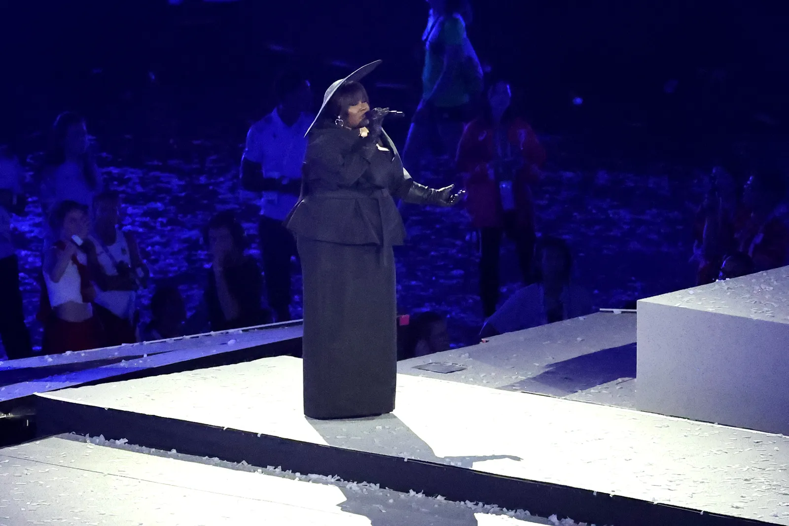 Yseult treedt op tijdens de sluitingsceremonie van de Olympische Spelen 2024