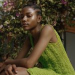 Model in groene gehaakte jurk